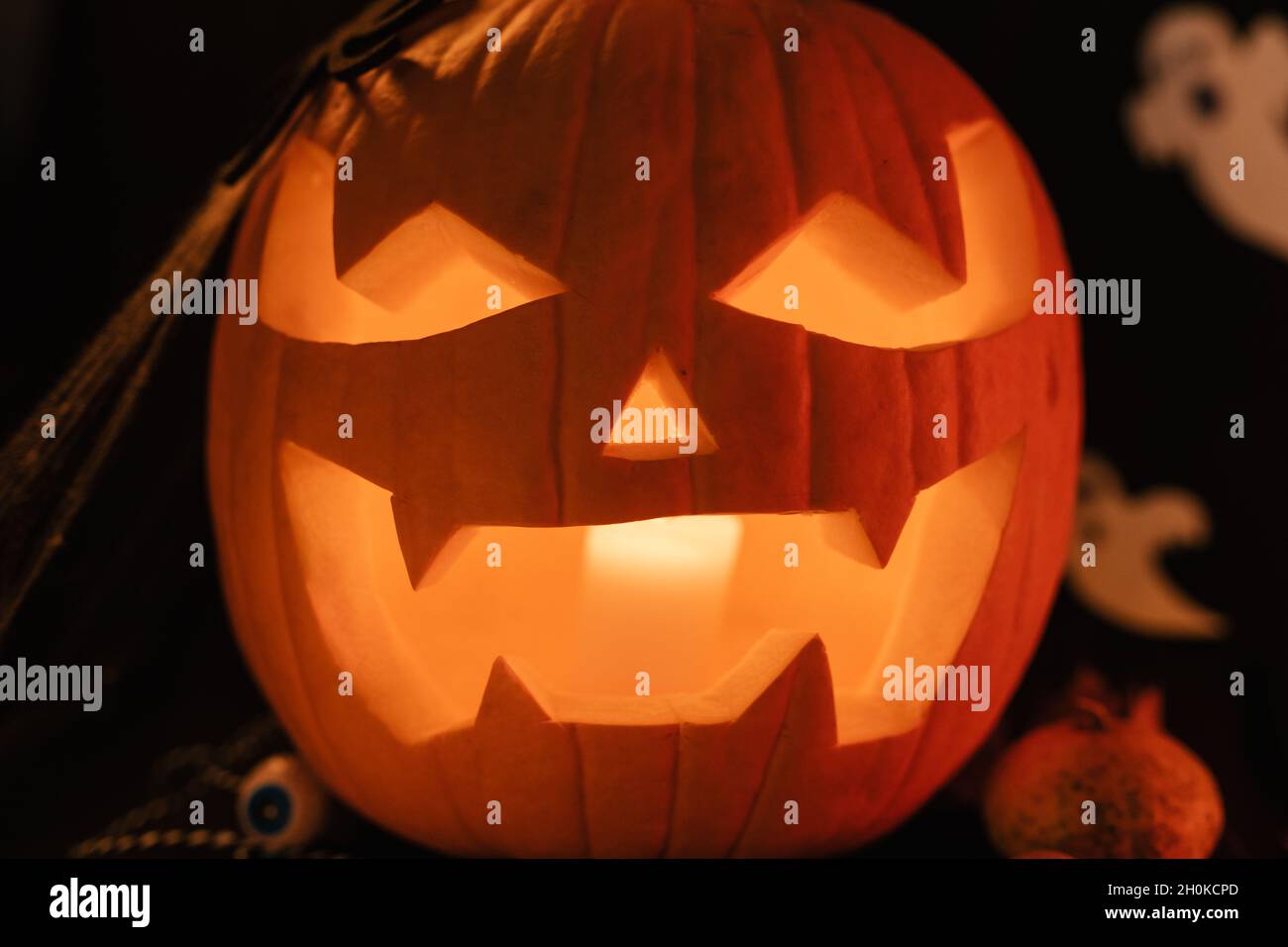 Decorazione di Halloween sul tavolo. Zucca di Halloween. Prelibatezze tradizionali. Primo piano in Pumpkin con grande paura. Zucca incandescente. Grande spaventa di zucca Smile Foto Stock