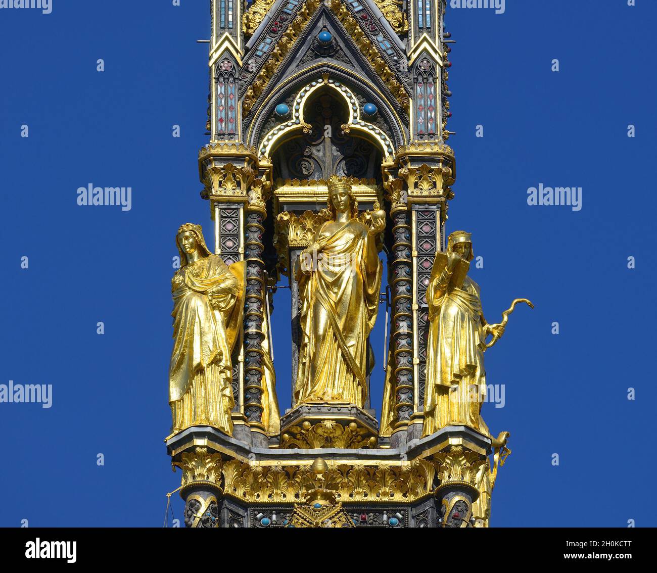 Londra, Inghilterra, Regno Unito. Albert Memorial (1872: George Gilbert Scott) a Kensington Gardens. Dettaglio dalla croce in alto Foto Stock