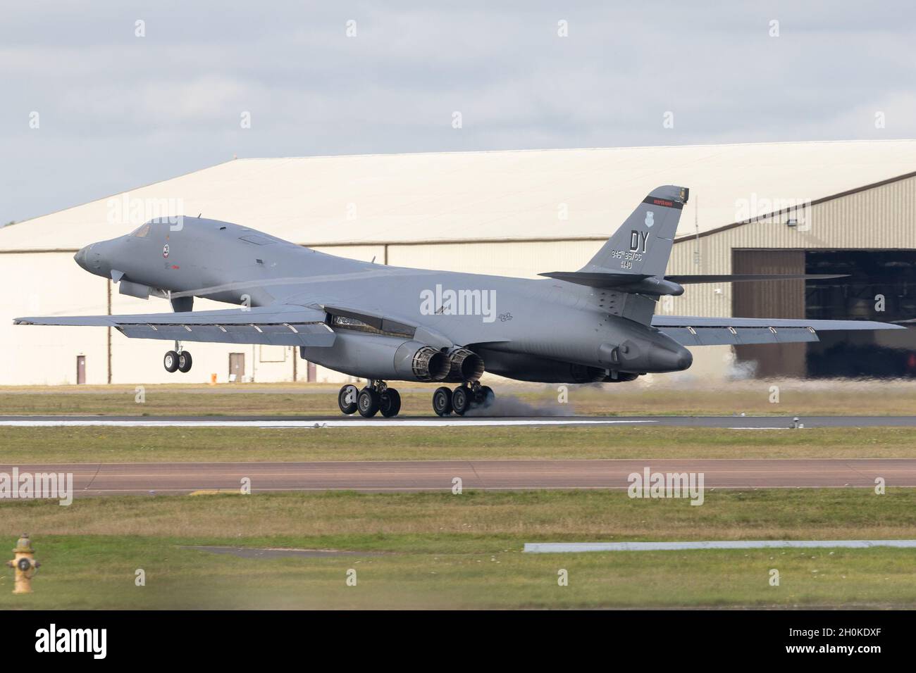 RAF FAIRFORD, KEMPSFORD, GLOUCESTERSHIRE, INGHILTERRA, MERCOLEDÌ 13 OTTOBRE 2021 : Un Bomber dell'aeronautica degli Stati Uniti B1 atterra a RAF Fairford in Gloucestershire, Inghilterra sabato 11 Settembre 2021. (Credit: Robert Smith | MI News ) Credit: MI News & Sport /Alamy Live News Foto Stock