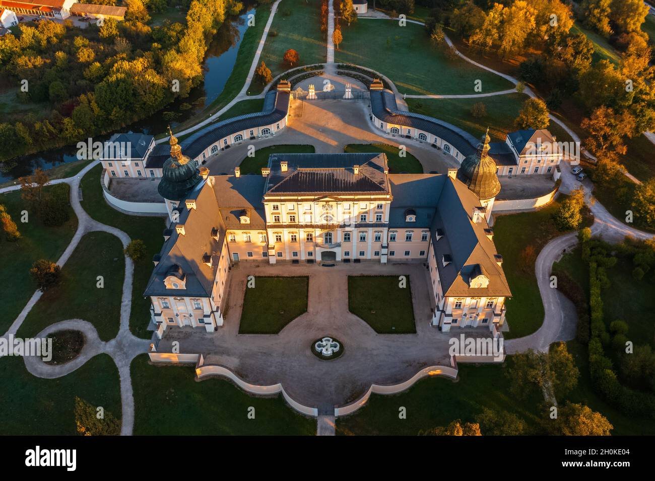 Splendida vista panoramica aerea del famoso Palazzo l'Huillier-Coburg di Edelény, il settimo palazzo più grande dell'Ungheria. Foto Stock