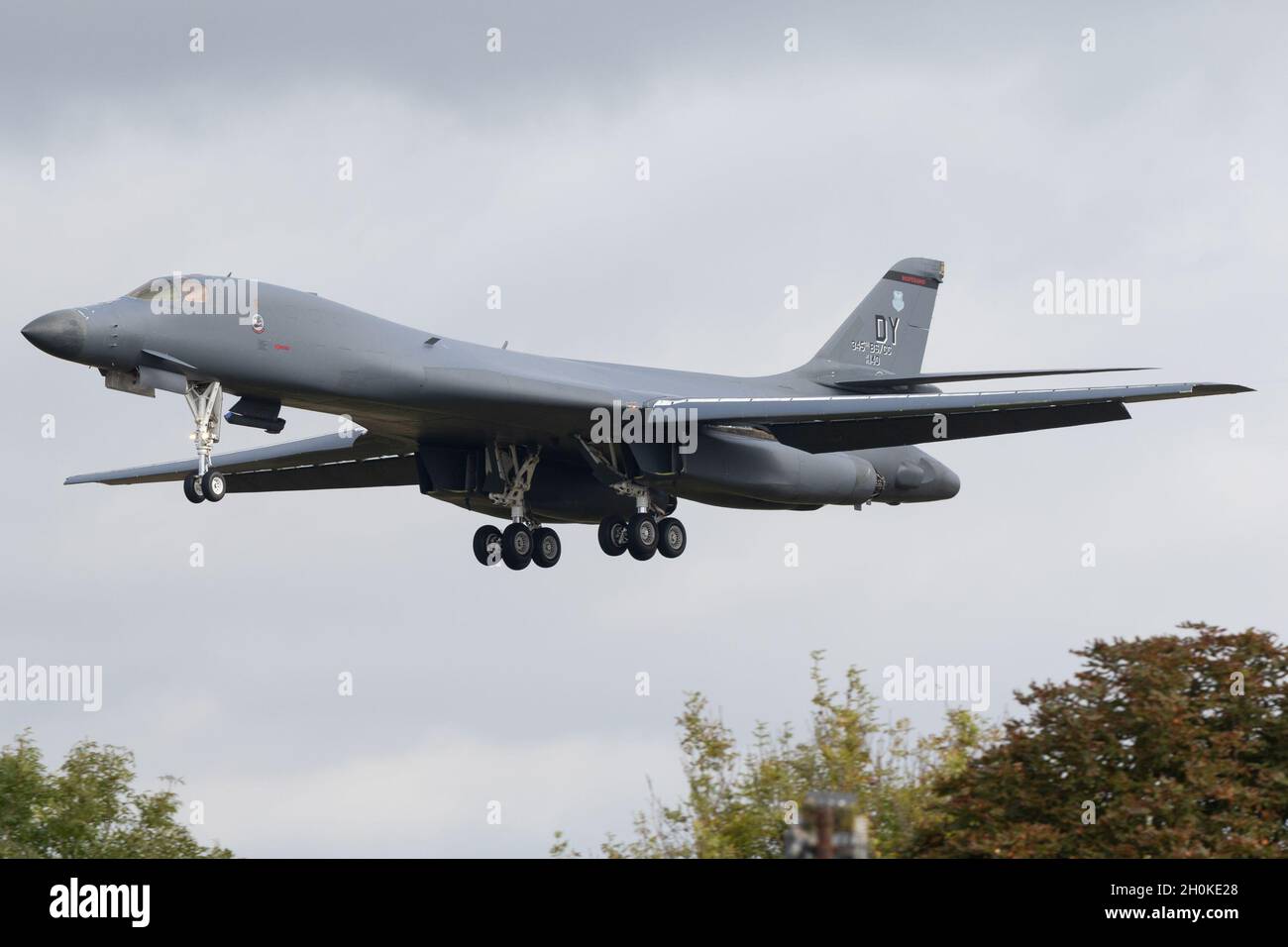 RAF FAIRFORD, KEMPSFORD, GLOUCESTERSHIRE, INGHILTERRA, MERCOLEDÌ 13 OTTOBRE 2021 : Un Bomber dell'aeronautica degli Stati Uniti B1 atterra a RAF Fairford in Gloucestershire, Inghilterra sabato 11 Settembre 2021. (Credit: Robert Smith | MI News ) Credit: MI News & Sport /Alamy Live News Foto Stock