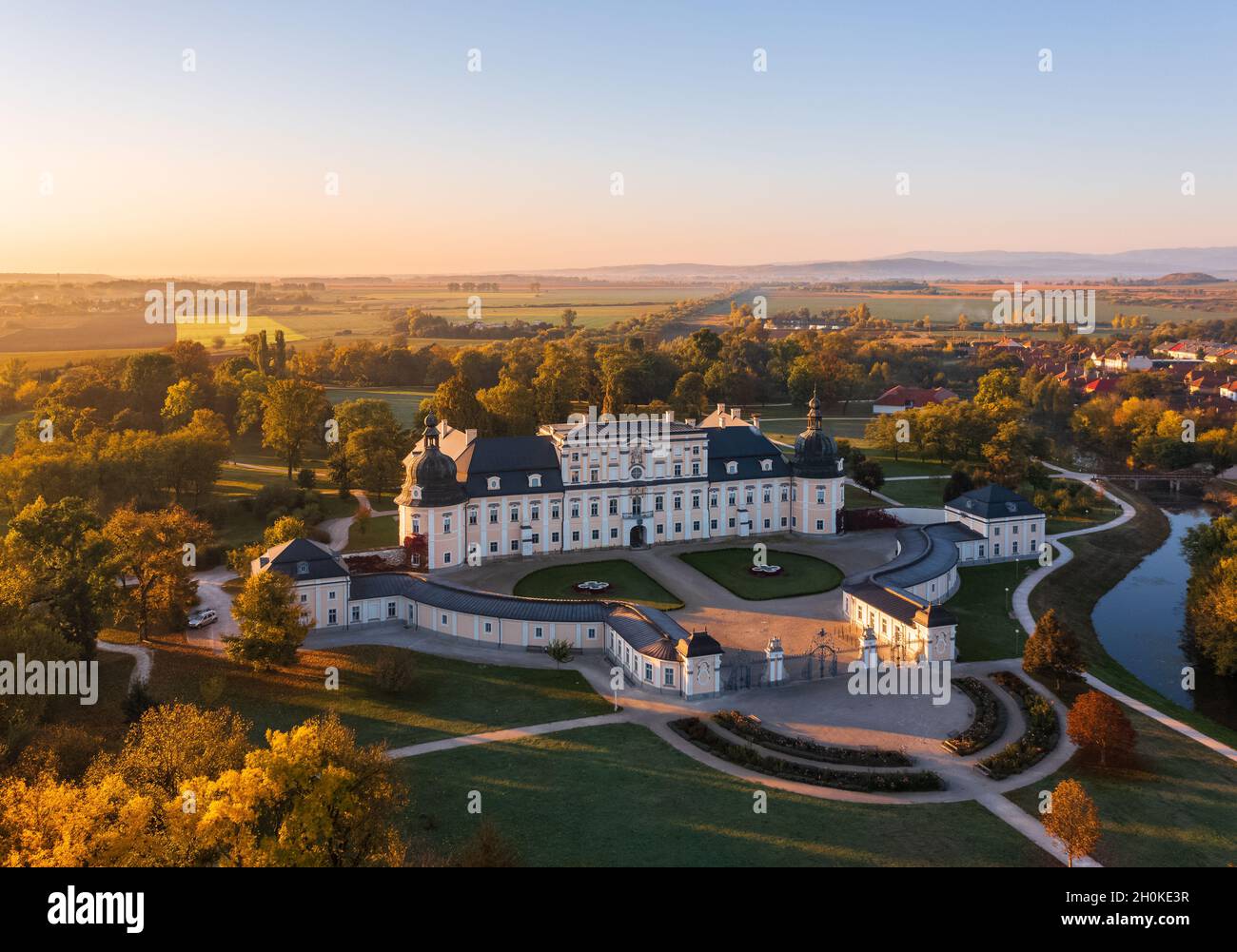 Splendida vista panoramica aerea del famoso Palazzo l'Huillier-Coburg di Edelény, il settimo palazzo più grande dell'Ungheria. Foto Stock