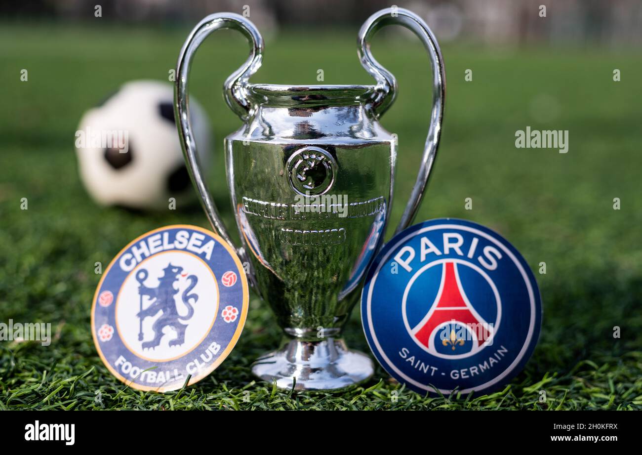 16 aprile 2021 Mosca, Russia. La UEFA Champions League Cup e gli emblemi delle squadre di calcio Paris Saint-Germain F. C. e Chelsea F. C. London Foto Stock