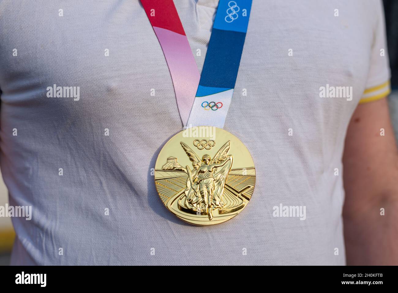 17 aprile 2021 Pechino, Cina. Medaglia d'oro olimpica sul petto di un atleta. Foto Stock