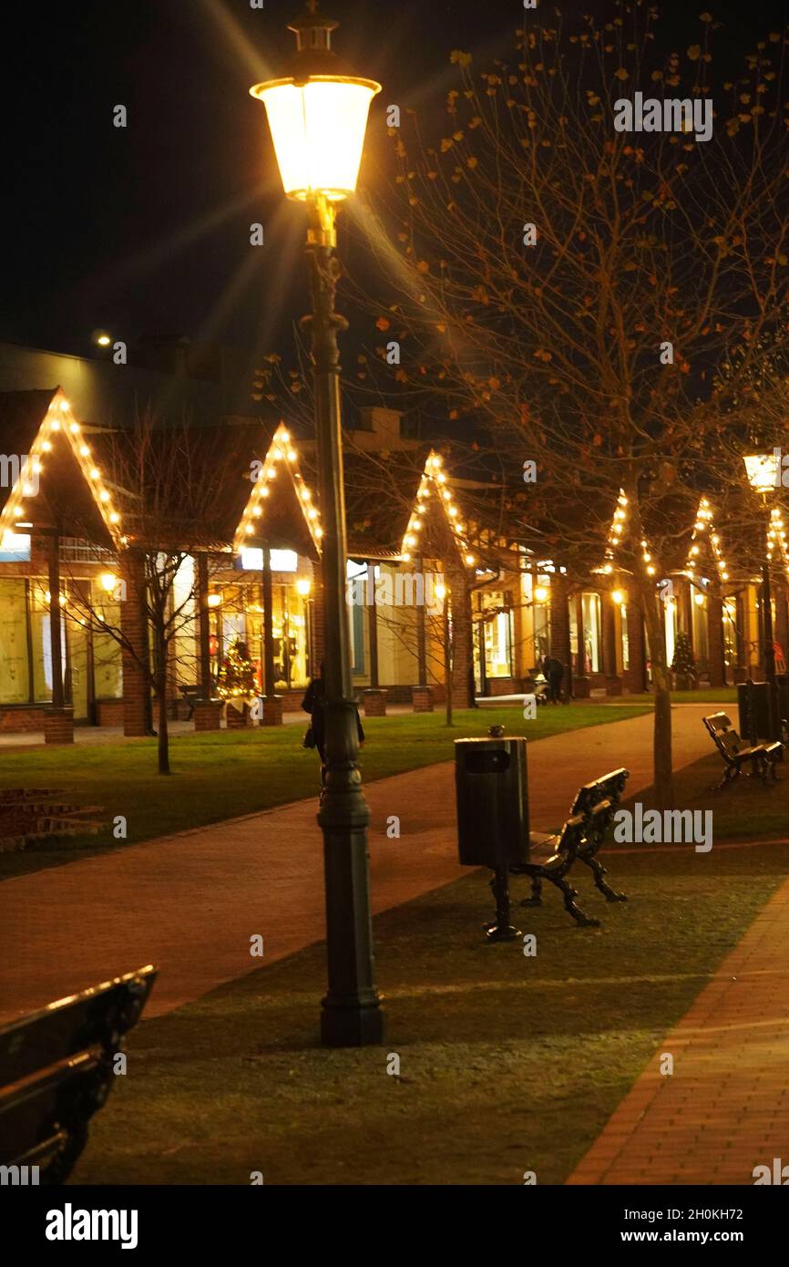 Luci di Natale, decorazioni di Natale e Capodanno sulla strada della città. Shopping di Natale. Vendite di Natale e Capodanno. Foto Stock