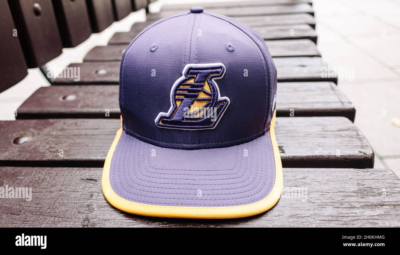 9 settembre 2021 Mosca, Russia. Berretto con logo della squadra di basket Los Angeles Lakers. Foto Stock