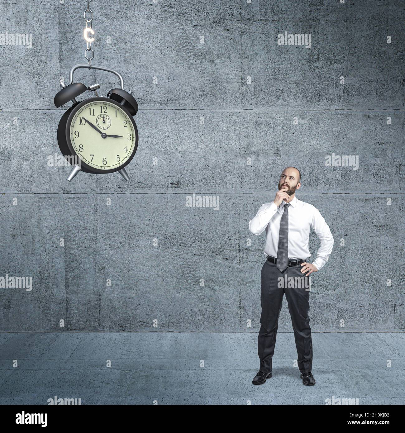 uomo d'affari che guarda un orologio con una catena che sta per rompere. time deadline concept. Foto Stock