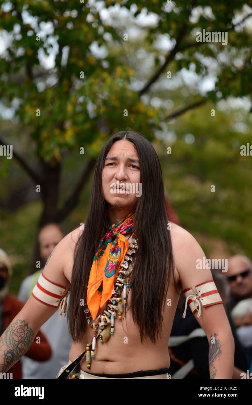 I ballerini nativi americani del pueblo Ohkay Owingeh in New Mexico si esibiscono in un evento della Giornata dei popoli indigeni a Santa Fe, New Mexico. Foto Stock