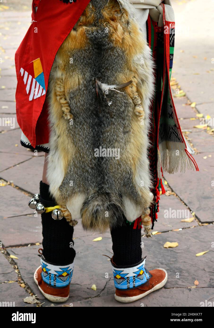 I ballerini nativi americani del pueblo Ohkay Owingeh in New Mexico si esibiscono in un evento della Giornata dei popoli indigeni a Santa Fe, New Mexico. Foto Stock