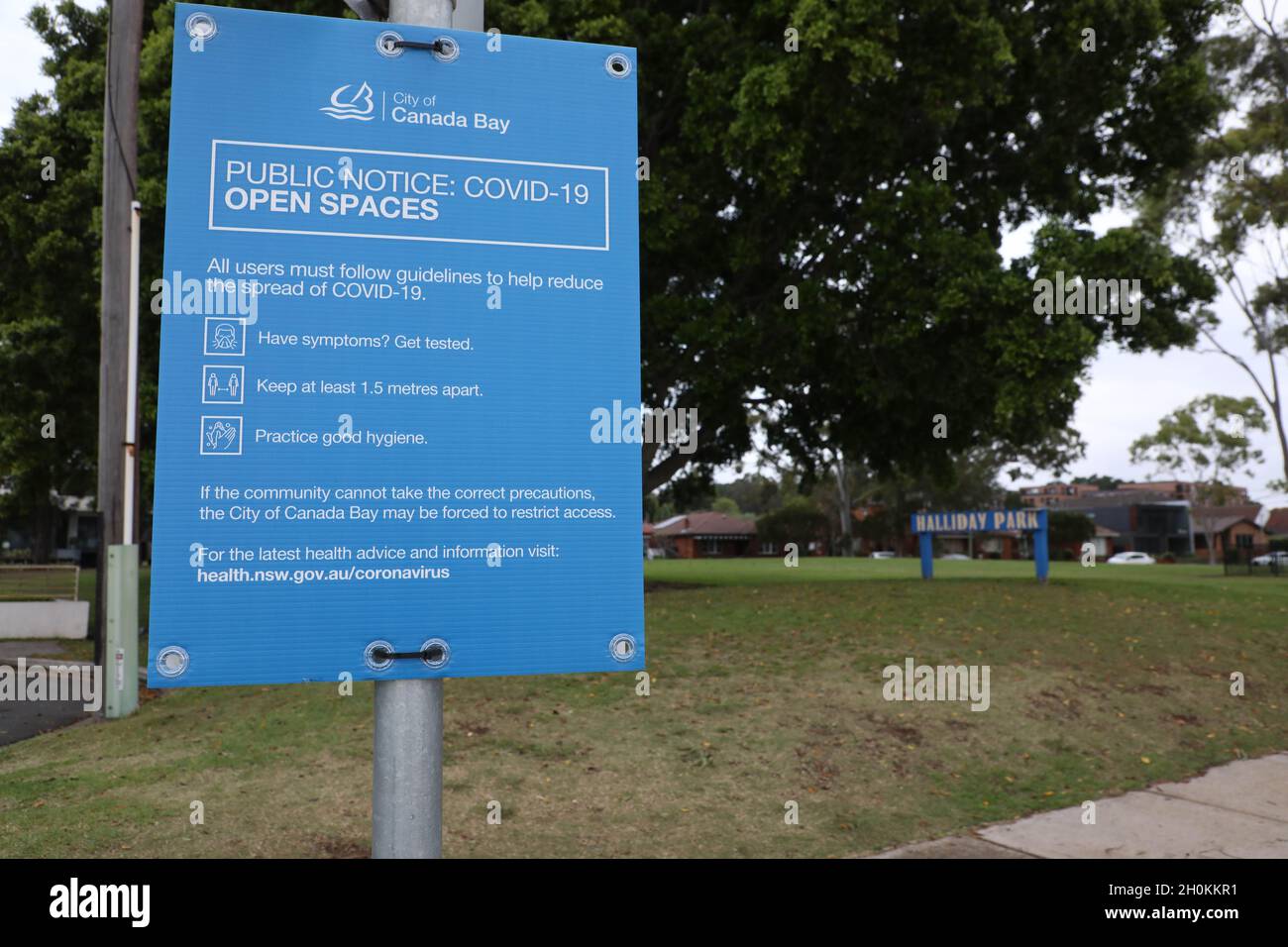 Sydney, Australia. 13 ottobre 2021. Nella foto: Cartello City of Canada Bay council Covid-19 all'Halliday Park, Five Dock. Il cosiddetto “giorno della libertà” è stato l’11 ottobre, in quanto i luoghi del nuovo Galles del Sud si sono aperti solo ai vaccinati e si è introdotto un sistema di segregazione e apartheid. Circa il 75% della popolazione vaccinata a fondo sarà consentito in varie sedi, ma l'altro 25% che non è vaccinato a fondo con due dosi è tenuto fuori. Credit: Richard Milnes/Alamy Live News Foto Stock