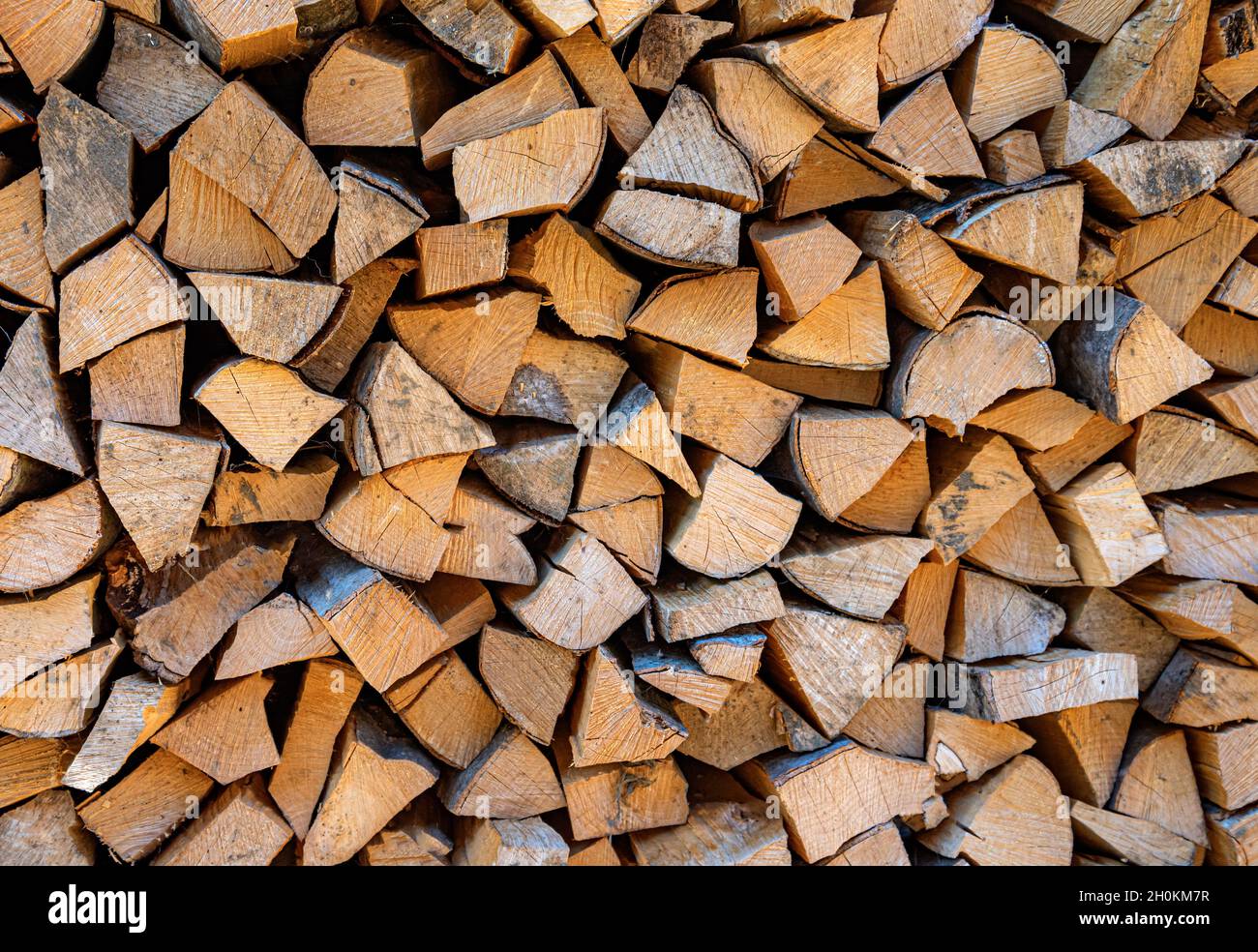 La legna da ardere è accatastata. Foto Stock