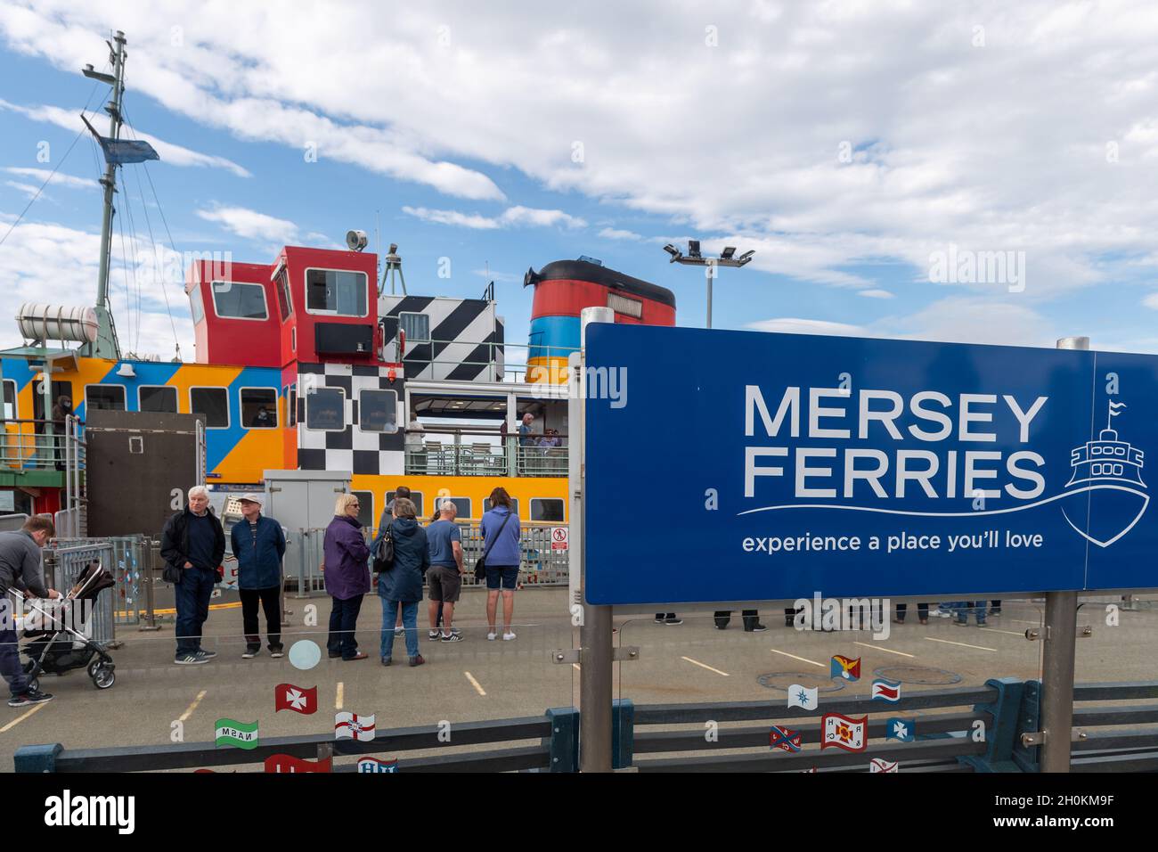 I passeggeri si preparano a salire a bordo di Mersey Ferry 'Showdrop' presso Pier Head, Liverpool, Merseyside, Regno Unito. Foto Stock