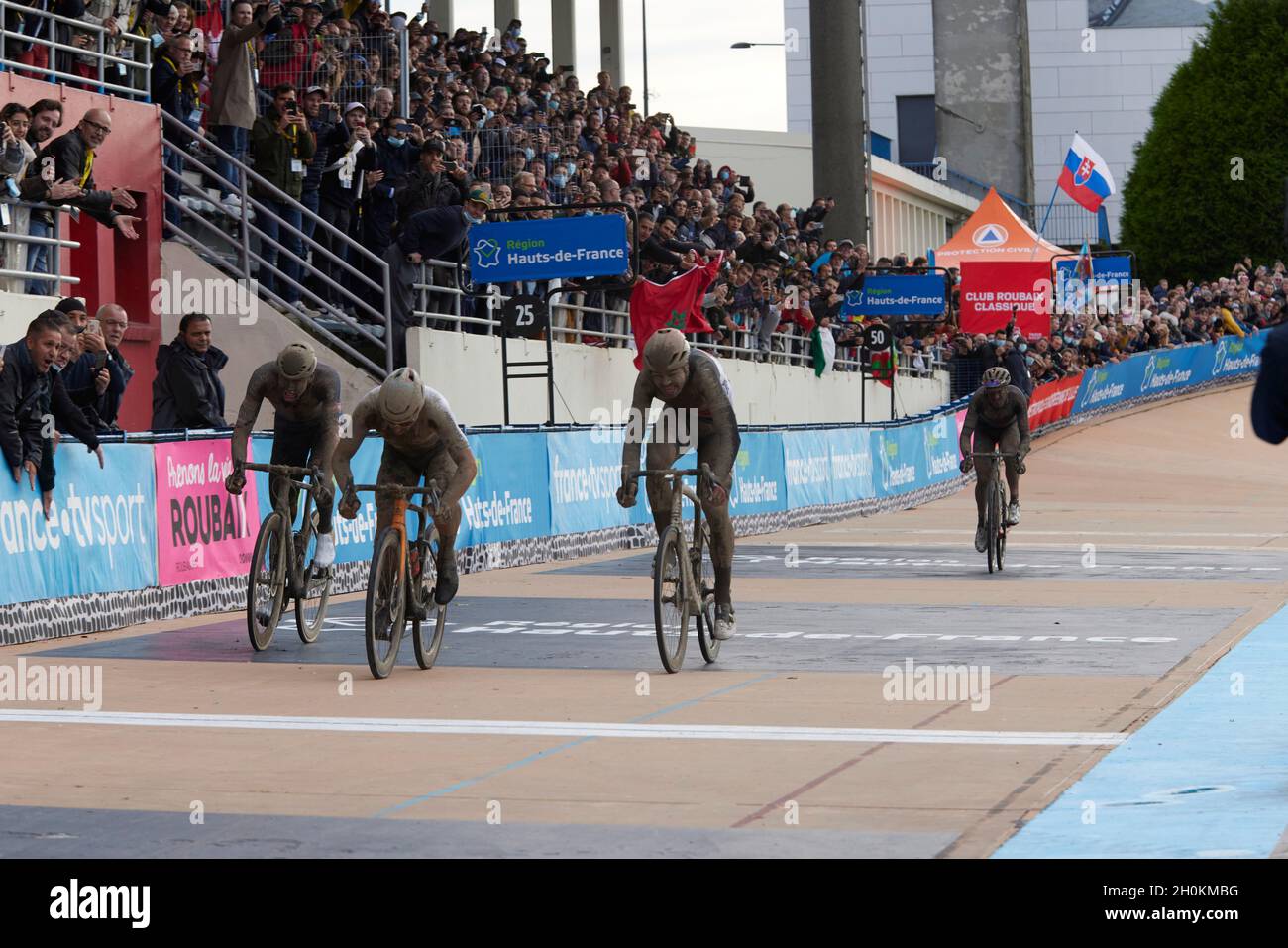 Parigi Roubaix 2021 3 ott 2021 1° Sonny Colbrelli 2° Florian Vermeersch 3° Mathieu Van der Poel Foto Stock