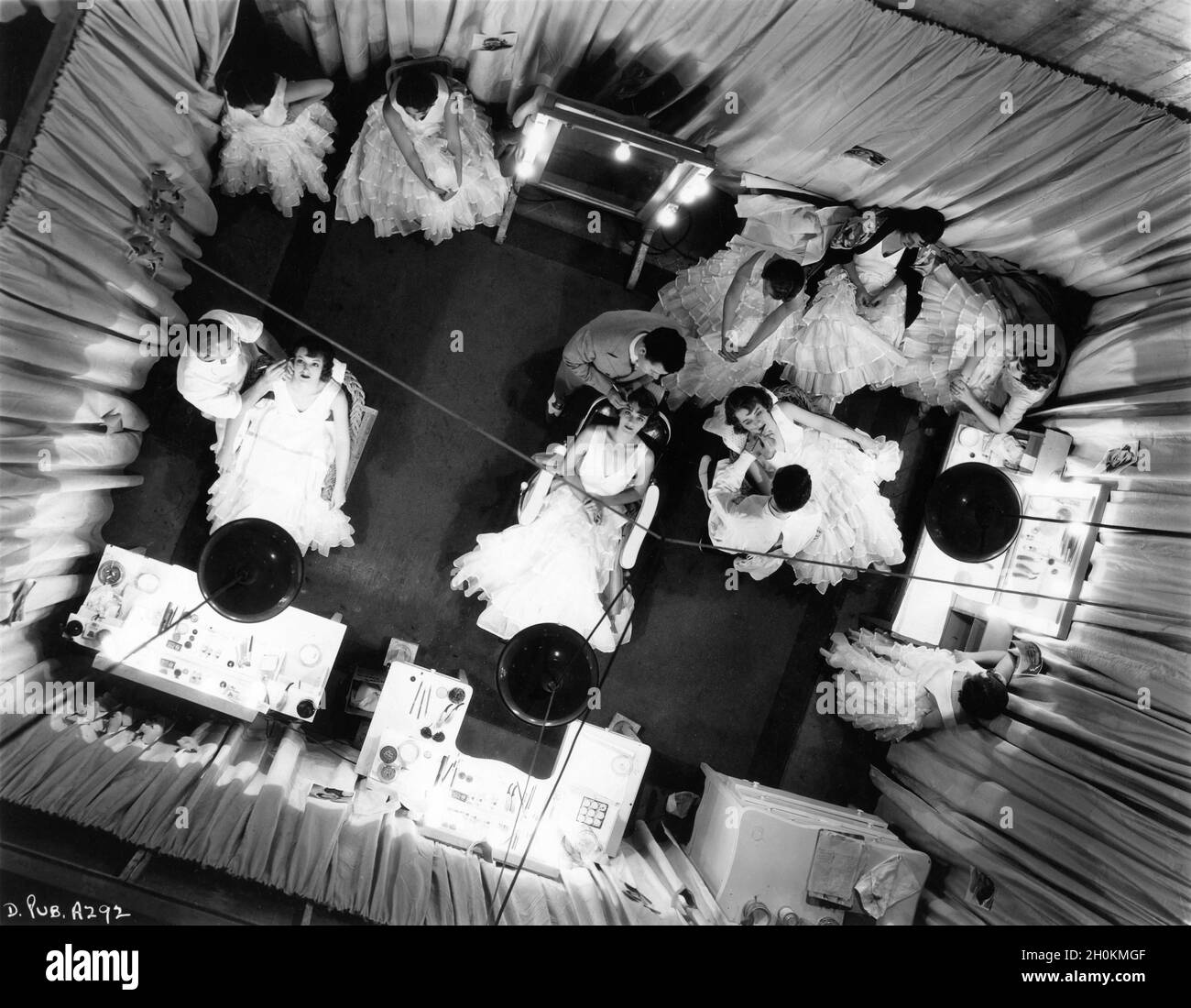 RUBY KEELER (al centro) e Chorus Girls sono state costituite come Ruby Keeler su Warner Sound Stage per i ho solo occhi per te numero musicale in DAMES 1934 regista RAY ENRIGHT numeri musicali creati e diretti da BUSBY BERKELEY storia Robert Lord e Delmer Daves sceneggiatura Delmer Daves Downs Orry-Kelly Warner Bros. Foto Stock