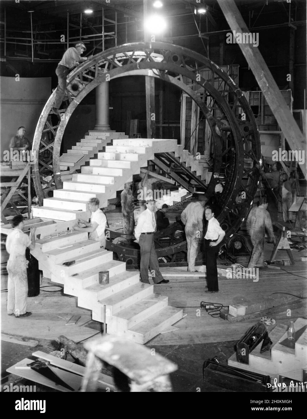 Lavoratori che costruiscono l'insieme per i ho solo occhi per voi numero musicale in DAMES 1934 regista RAY ENRIGHT numeri musicali creati e diretti da BUSBY BERKELEY storia Robert Lord e Delmer Daves sceneggiatura Delmer Daves abito Orry-Kelly direzione arte Robert M. Haas e Willy Pogany Warner Bros.. Foto Stock