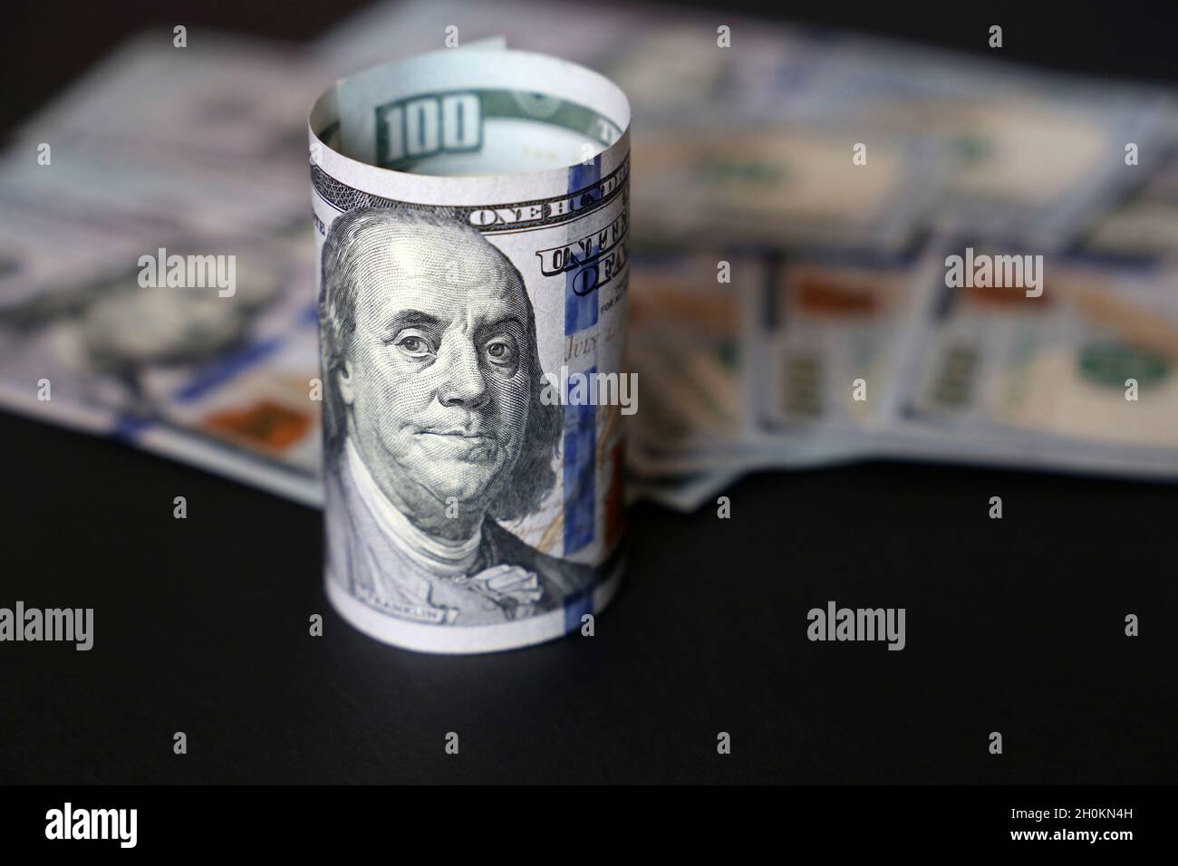 Banconote in dollari STATUNITENSI su sfondo nero, valuta cartacea. Concetto di economia americana e globale Foto Stock