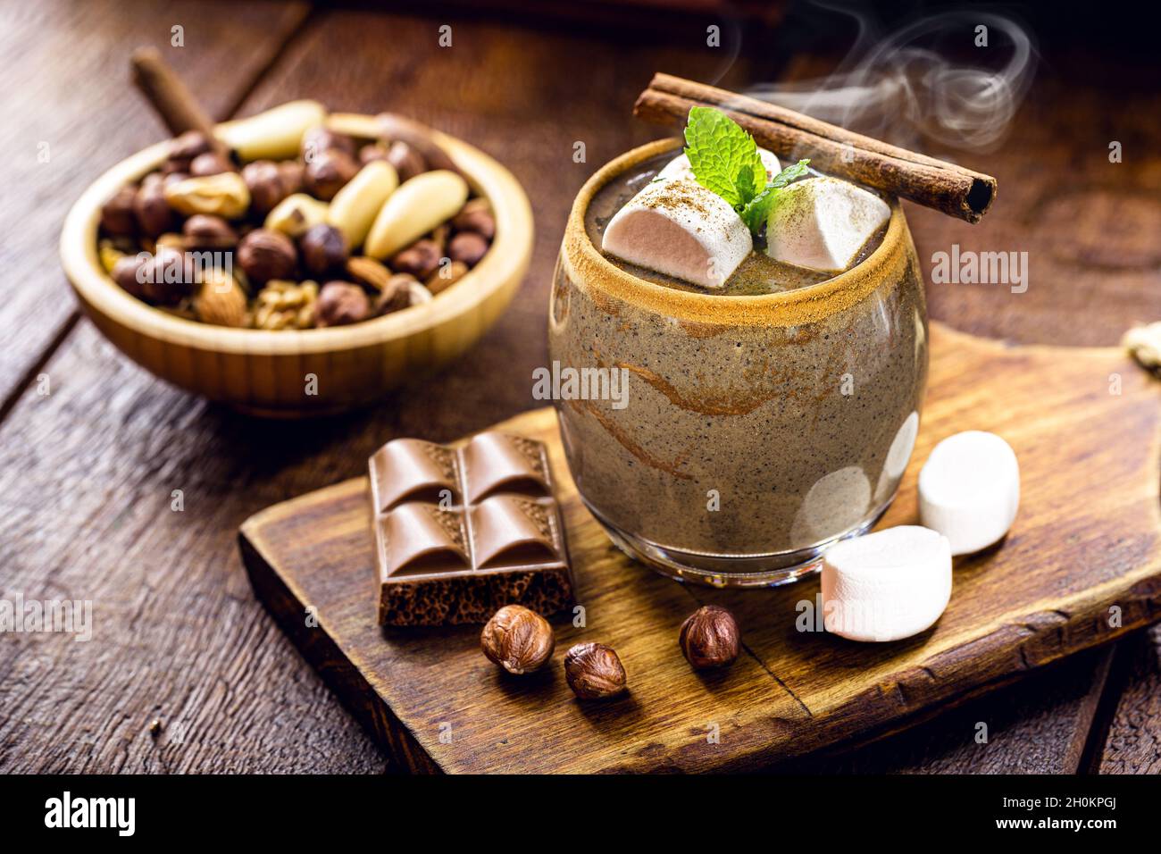 cioccolata calda vegana di natale, bevanda calda, a base di frutta a guscio e latte vegetale, in glutine Foto Stock