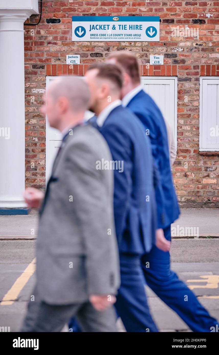 Codice di abbigliamento raceday - adatto racegoers vestiti in su per un evento di fine settimana di estate di corsa di cavalli di un giorno a York Racecourse York, Yorkshire, Inghilterra UK 2021 Foto Stock Codice di abbigliamento raceday - adatto racegoers vestiti in su per un evento di fine settimana di estate di corsa di cavalli di un giorno a York Racecourse York, Yorkshire, Inghilterra UK 2021 Foto Stock