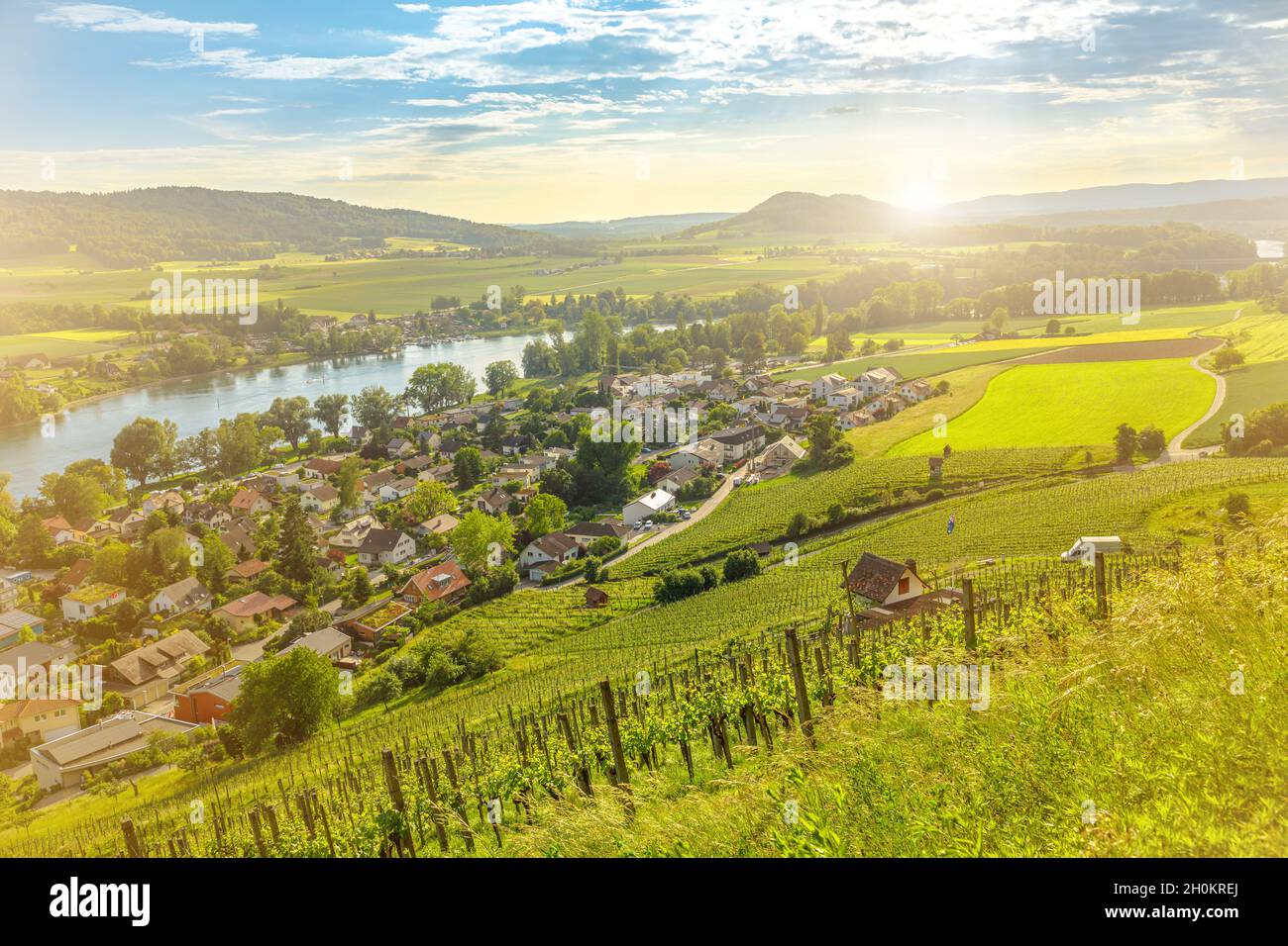 Scenografica città gotica fortificata Stein am Rhein e vigneti terrazzi al tramonto con paesaggio urbano aereo. Lago di Costanza contryside in Svizzera sul Reno Foto Stock