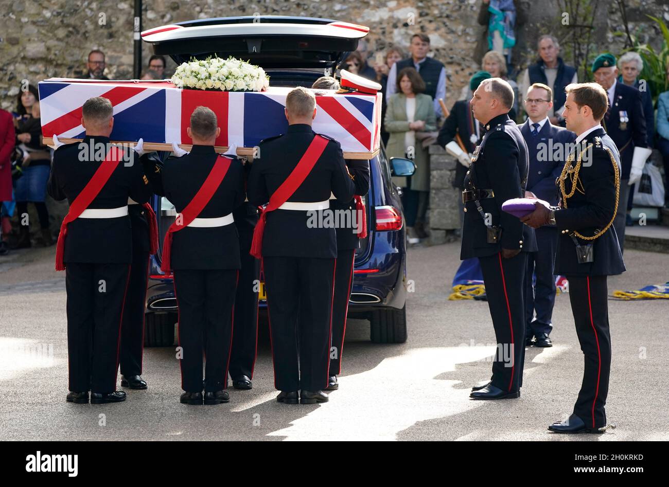 I Pallbearers trasportano la bara del generale maggiore Matthew Holmes, l'ex capo dei Royal Marines, nella cattedrale di Winchester nell'Hampshire per il suo funerale. Maj Gen Holmes comandò 42 Commando Royal Marines dal 2006 al 2008 e fu nominato compagno dell'Ordine di Servizio per la sua leadership sulle operazioni in Afghanistan nel 2007. Data foto: Mercoledì 13 ottobre 2021. Foto Stock