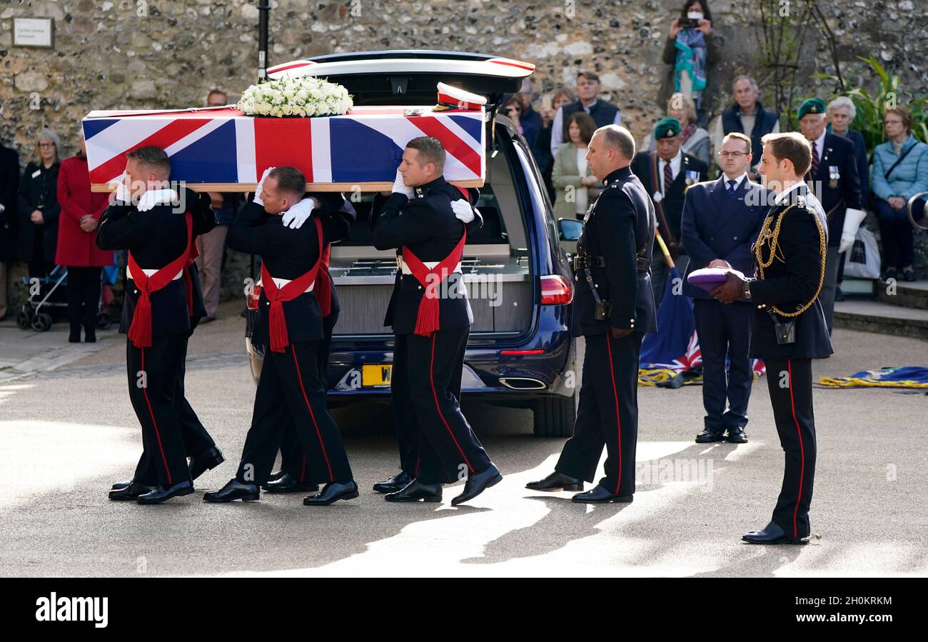 I Pallbearers trasportano la bara del generale maggiore Matthew Holmes, l'ex capo dei Royal Marines, nella cattedrale di Winchester nell'Hampshire per il suo funerale. Maj Gen Holmes comandò 42 Commando Royal Marines dal 2006 al 2008 e fu nominato compagno dell'Ordine di Servizio per la sua leadership sulle operazioni in Afghanistan nel 2007. Data foto: Mercoledì 13 ottobre 2021. Foto Stock