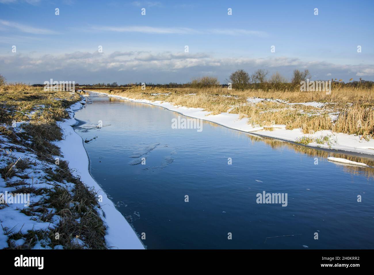 Piccolo fiume Uherka nella Polonia orientale, inverno giorno di sole Foto Stock