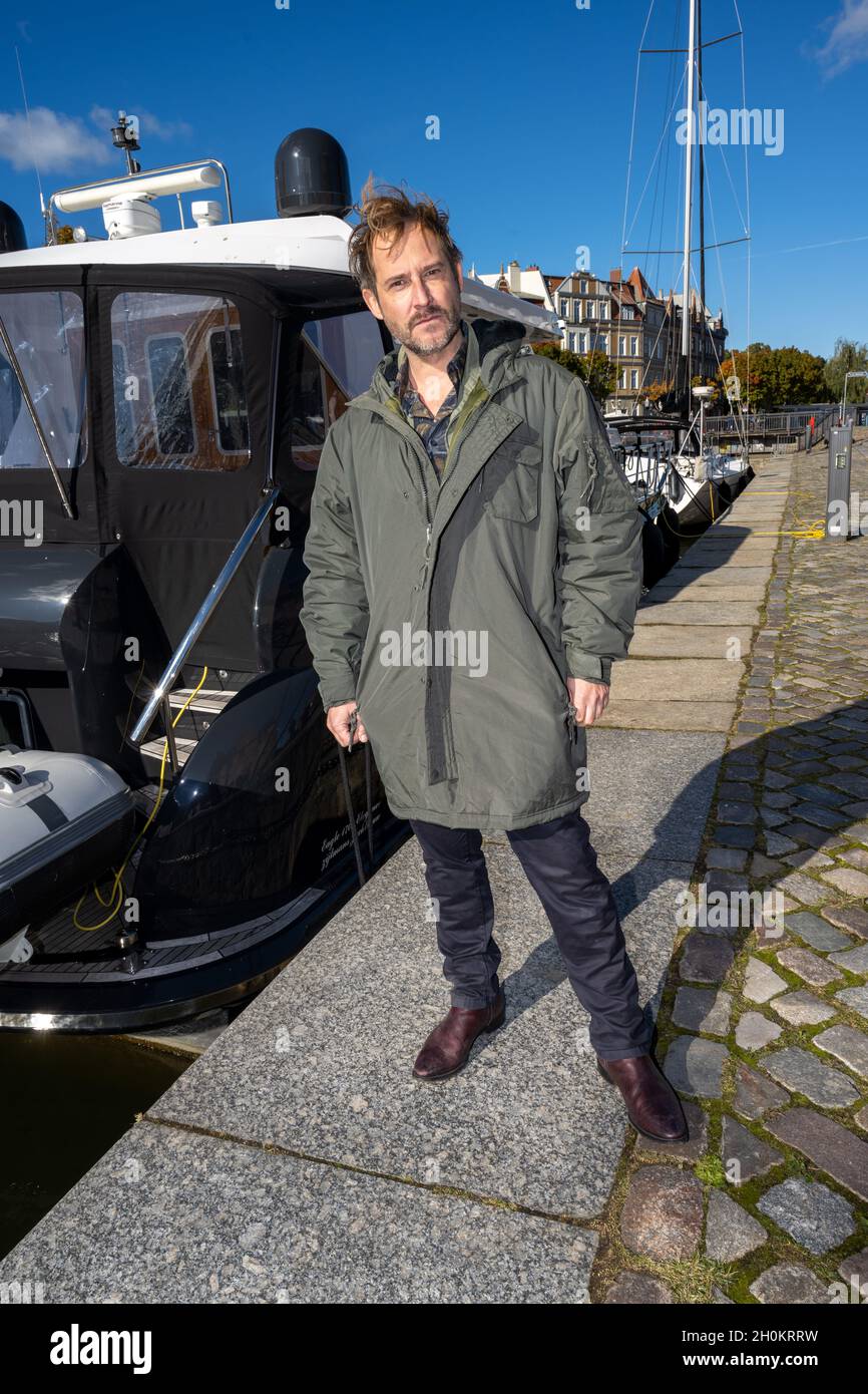 Stralsund, Germania. 13 ottobre 2021. Niels Bruno Schmidt come Ispettore Heinritz è sul punto di filmare la speciale di 90 minuti della serie di crimini ZDF 'Der Alte' sul set. Con il titolo di lavoro 'Der Alte - Tod am Cliff' (il Vecchio uomo - la morte sulla scogliera), le riprese proseguiranno sull'isola di Rügen e a Stralsund fino probabilmente all'ottobre 22. Non è stata ancora impostata una data di trasmissione. Credit: Stefan Sauer/dpa/Alamy Live News Foto Stock
