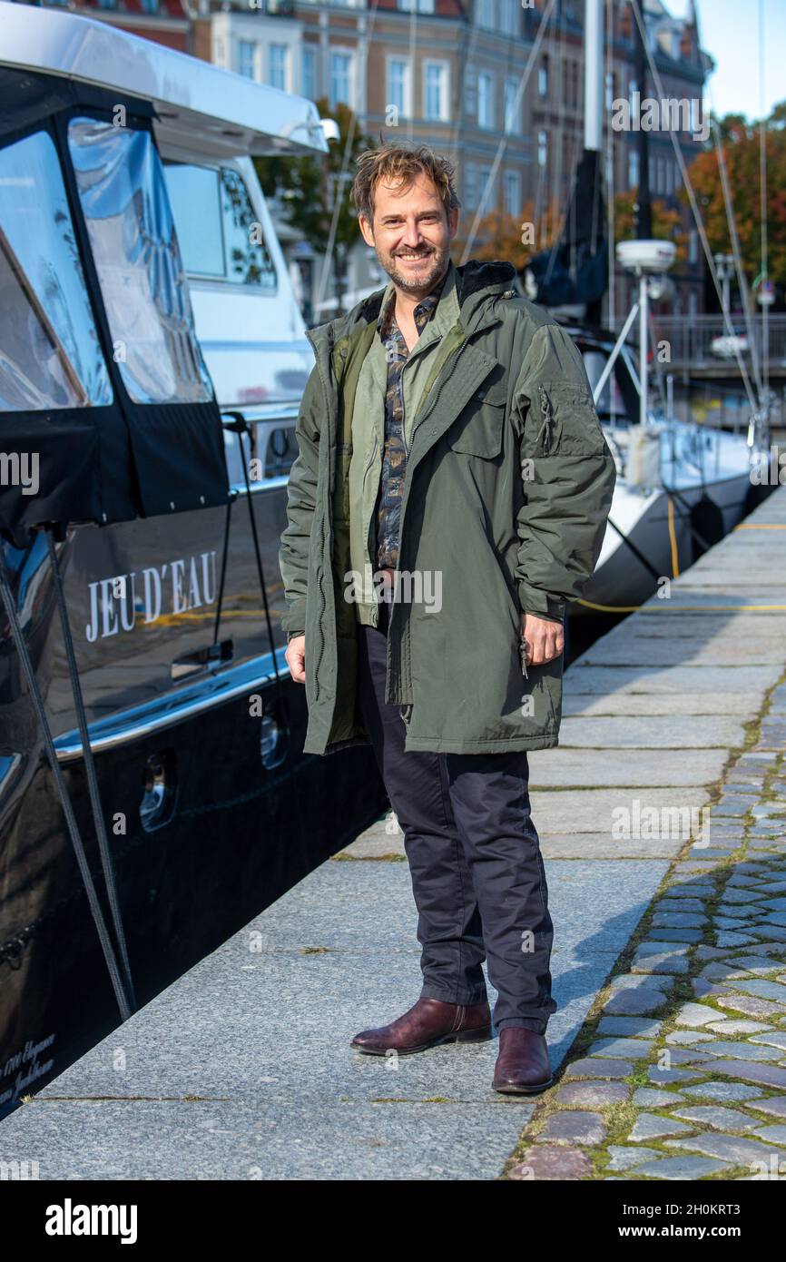 Stralsund, Germania. 13 ottobre 2021. Niels Bruno Schmidt come Ispettore Heinritz è sul punto di filmare la speciale di 90 minuti della serie di crimini ZDF 'Der Alte' sul set. Con il titolo di lavoro 'Der Alte - Tod am Cliff' (il Vecchio uomo - la morte sulla scogliera), le riprese proseguiranno sull'isola di Rügen e a Stralsund fino probabilmente all'ottobre 22. Non è stata ancora impostata una data di trasmissione. Credit: Stefan Sauer/dpa/Alamy Live News Foto Stock