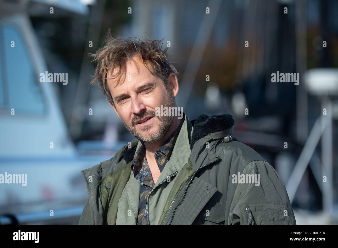 Stralsund, Germania. 13 ottobre 2021. Niels Bruno Schmidt come Ispettore Heinritz è sul punto di filmare la speciale di 90 minuti della serie di crimini ZDF 'Der Alte' sul set. Con il titolo di lavoro 'Der Alte - Tod am Cliff' (il Vecchio uomo - la morte sulla scogliera), le riprese proseguiranno sull'isola di Rügen e a Stralsund fino probabilmente all'ottobre 22. Non è stata ancora impostata una data di trasmissione. Credit: Stefan Sauer/dpa/Alamy Live News Foto Stock