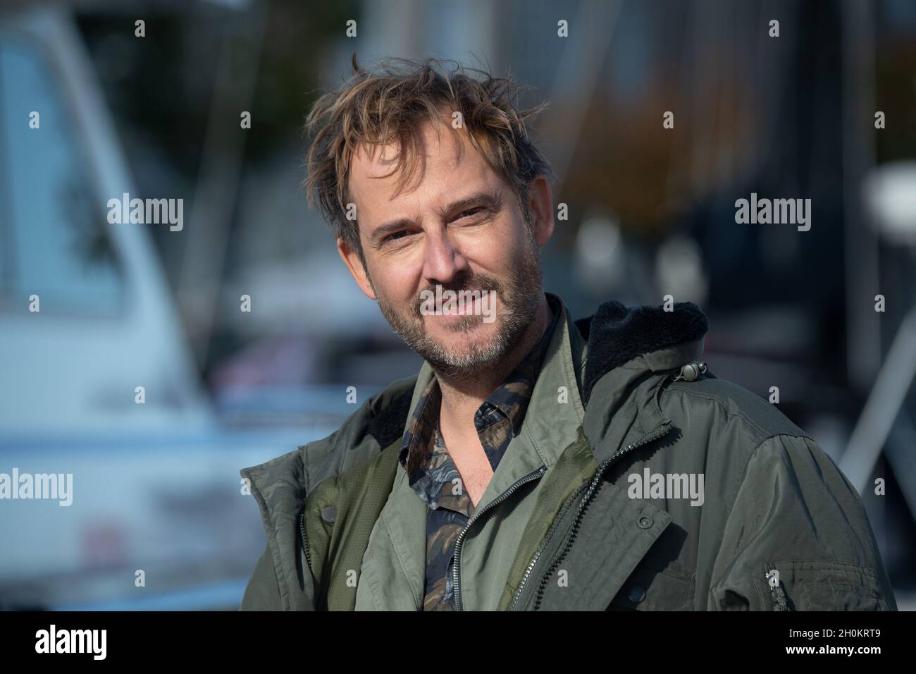 Stralsund, Germania. 13 ottobre 2021. Niels Bruno Schmidt come Ispettore Heinritz è sul punto di filmare la speciale di 90 minuti della serie di crimini ZDF 'Der Alte' sul set. Con il titolo di lavoro 'Der Alte - Tod am Cliff' (il Vecchio uomo - la morte sulla scogliera), le riprese proseguiranno sull'isola di Rügen e a Stralsund fino probabilmente all'ottobre 22. Non è stata ancora impostata una data di trasmissione. Credit: Stefan Sauer/dpa/Alamy Live News Foto Stock