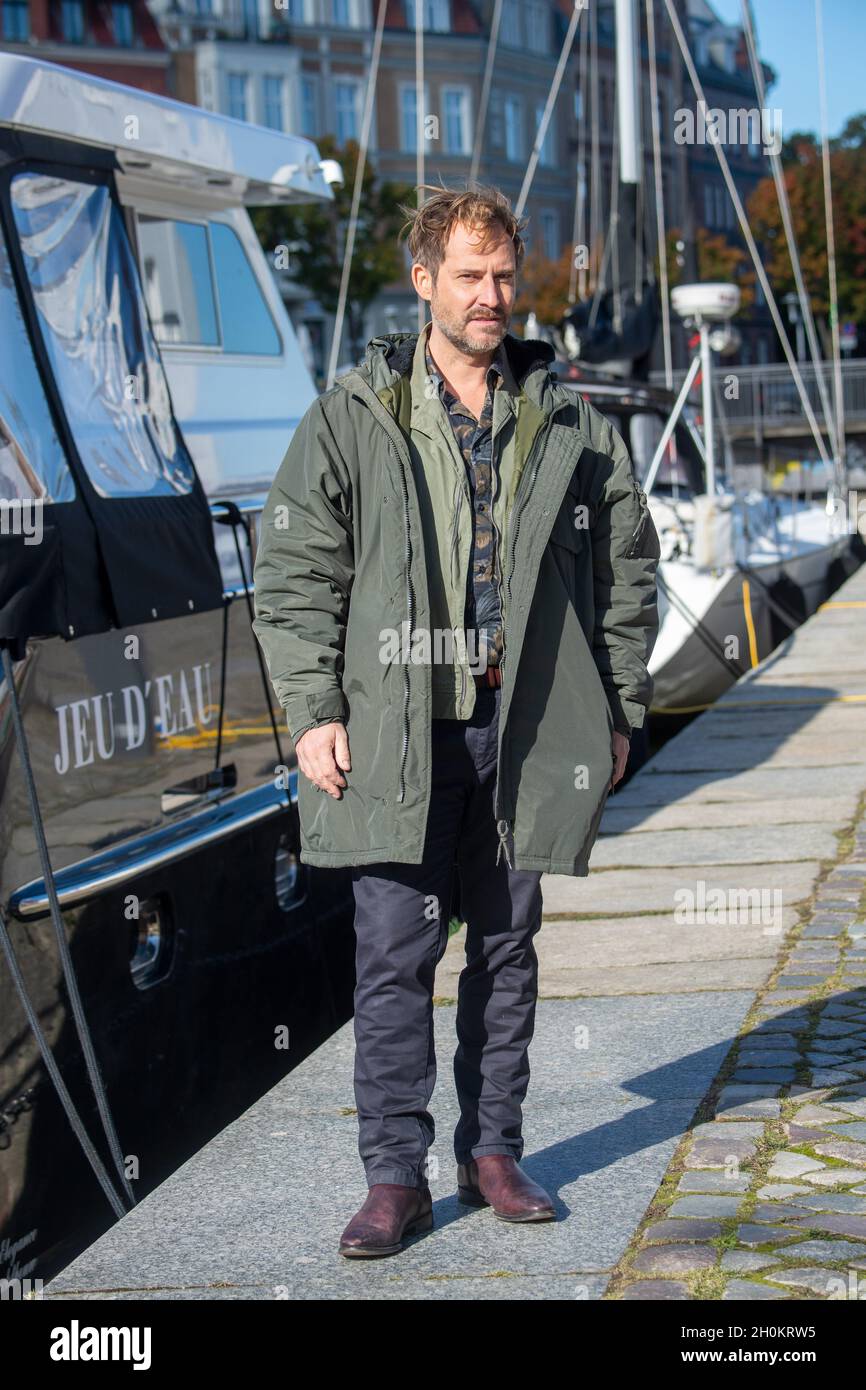 Stralsund, Germania. 13 ottobre 2021. Niels Bruno Schmidt come Ispettore Heinritz è sul punto di filmare la speciale di 90 minuti della serie di crimini ZDF 'Der Alte' sul set. Con il titolo di lavoro 'Der Alte - Tod am Cliff' (il Vecchio uomo - la morte sulla scogliera), le riprese proseguiranno sull'isola di Rügen e a Stralsund fino probabilmente all'ottobre 22. Non è stata ancora impostata una data di trasmissione. Credit: Stefan Sauer/dpa/Alamy Live News Foto Stock