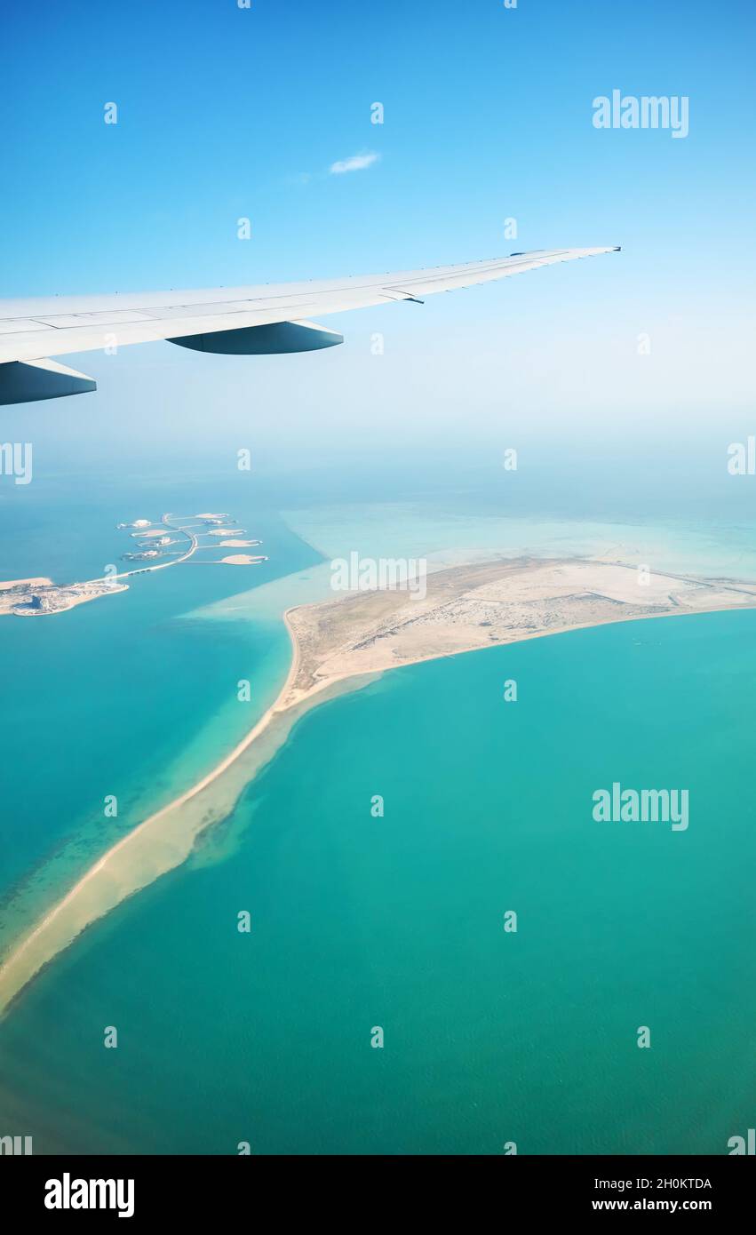 Ala di un aereo sopra il mare, concetto di trasporto e di viaggio. Foto Stock Ala di un aereo sopra il mare, concetto di trasporto e di viaggio. Foto Stock