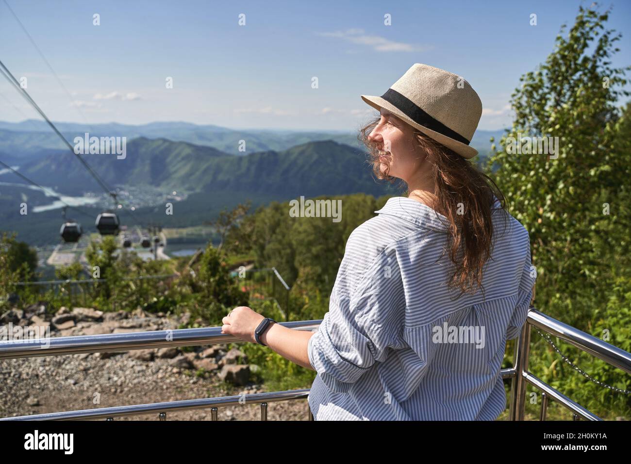 https://c8.alamy.com/compit/2h0ky1a/donna-da-viaggio-in-cappello-trekking-in-montagna-hipster-viaggio-2h0ky1a.jpg
