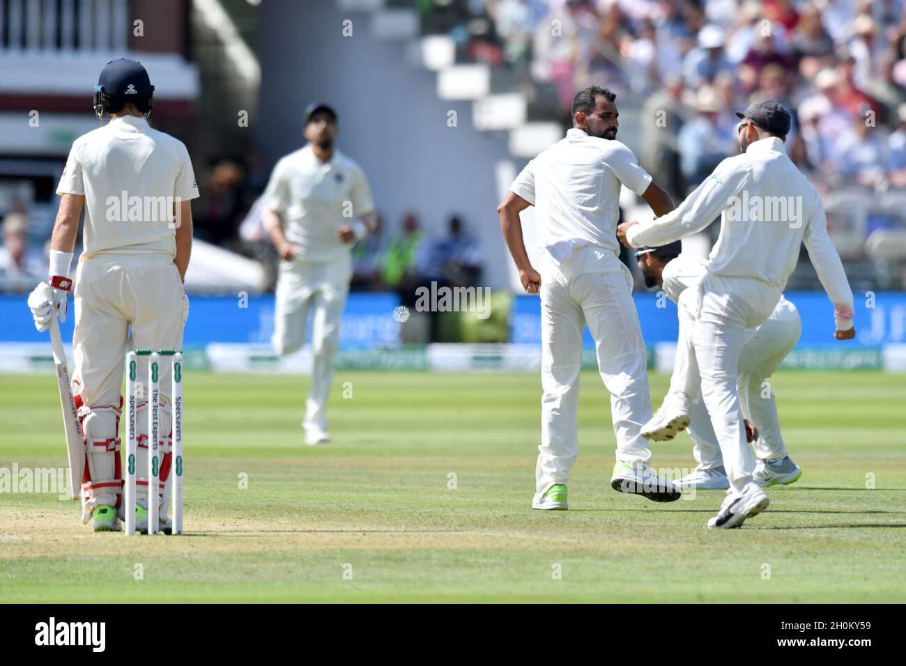 Mohammed Shami, in India, festeggia il lancio del capitano inglese Joe Root durante il terzo giorno della partita Specsavers Second Test a Lord's, Londra. Data foto: Sabato 11 agosto 2018. Foto Stock