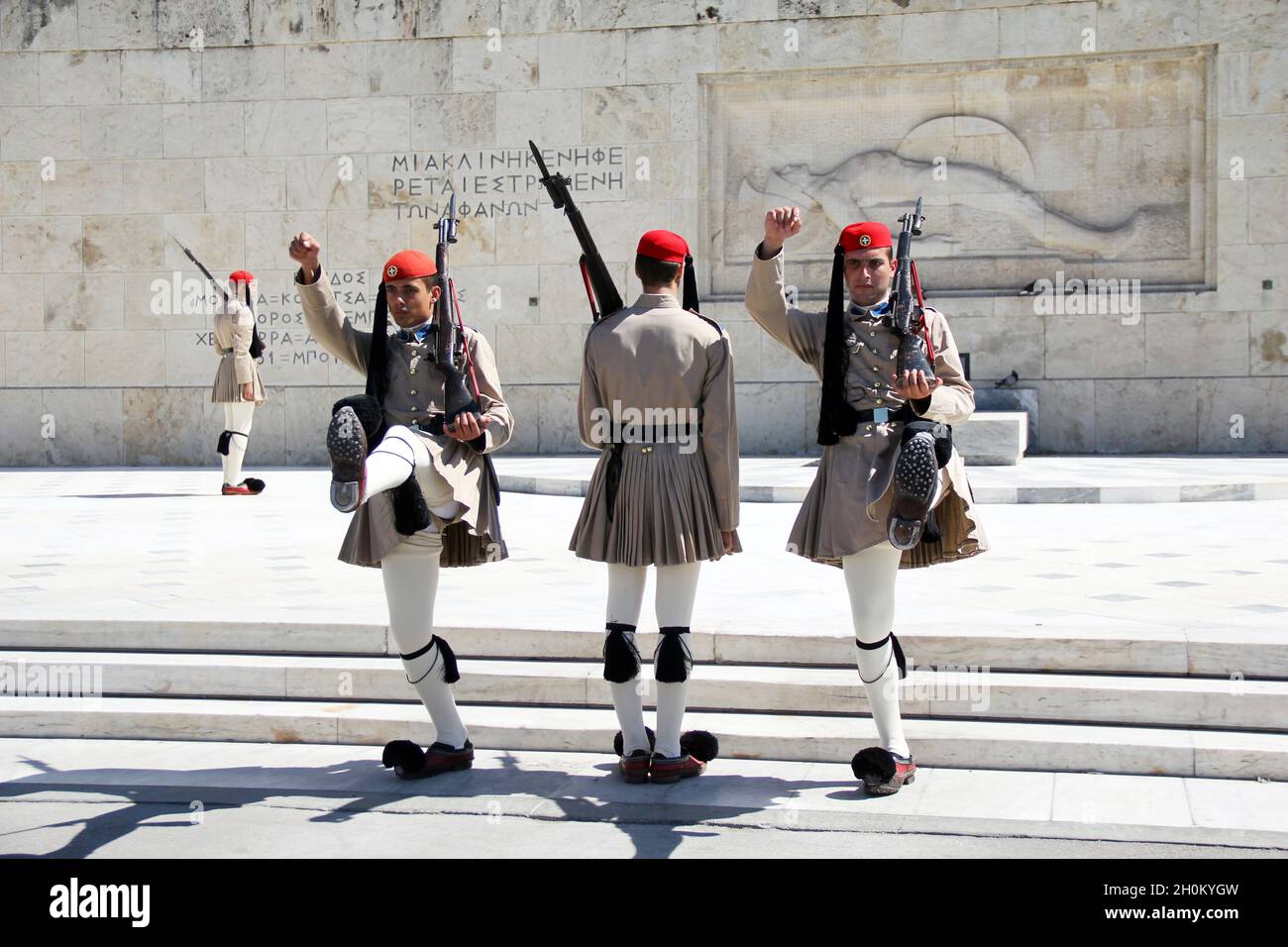 ATENE, GRECIA - 21 SETTEMBRE 2012: Questi sono soldati durante il rituale di cambiare la guardia al Monumento al Milite Ignoto di fronte al Foto Stock