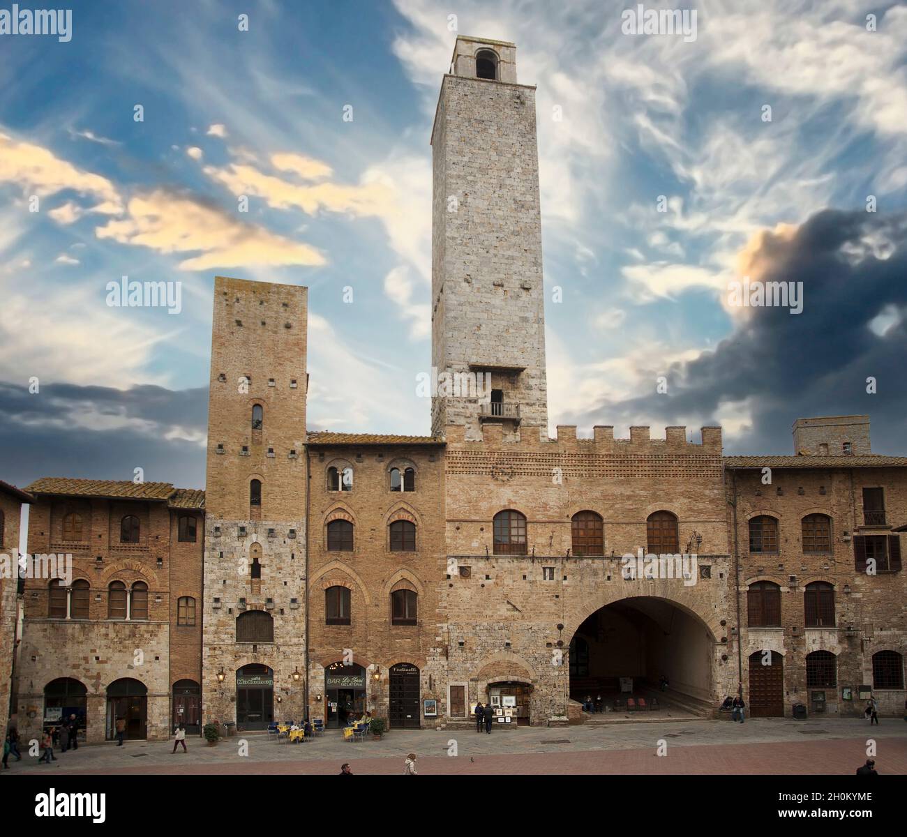 San Gimignano, Toscana, Italia - 14 marzo 2015 - Vista da Piazza delle Erbe nel centro storico di San Gimignano Foto Stock