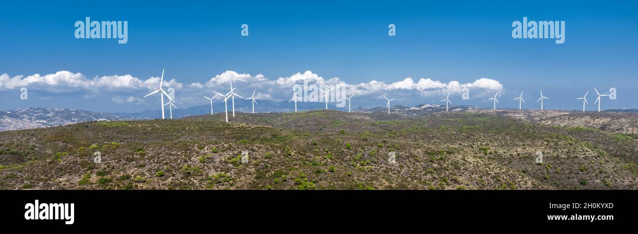 Panorama della fattoria eolica di Oreites nel distretto di Paphos, Cipro Foto Stock