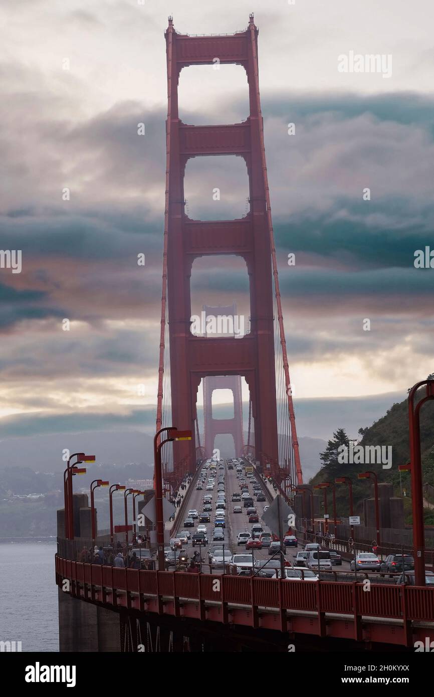 San Francisco Golden Gate Bridge iwith ttaffic e auto pendolari. Foto Stock