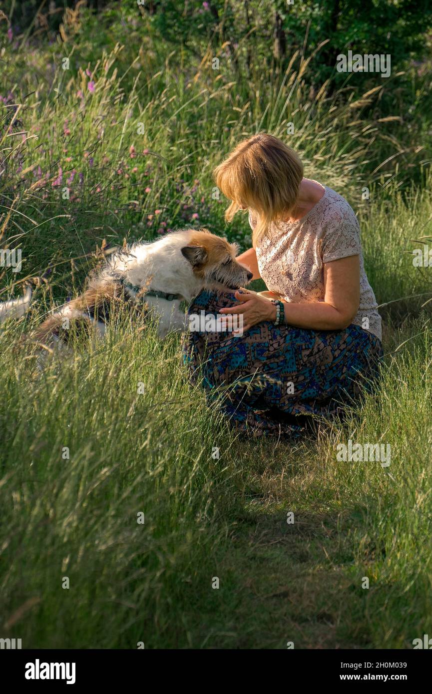 donna e cane su una passeggiata nella natura Foto Stock