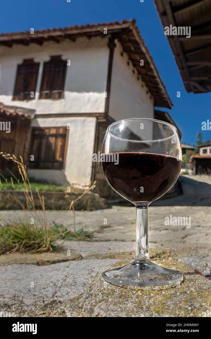 Un bicchiere di vino rosso in una vecchia città bulgara, centro di produzione di vino.Bulgaria,Europa, Foto Stock