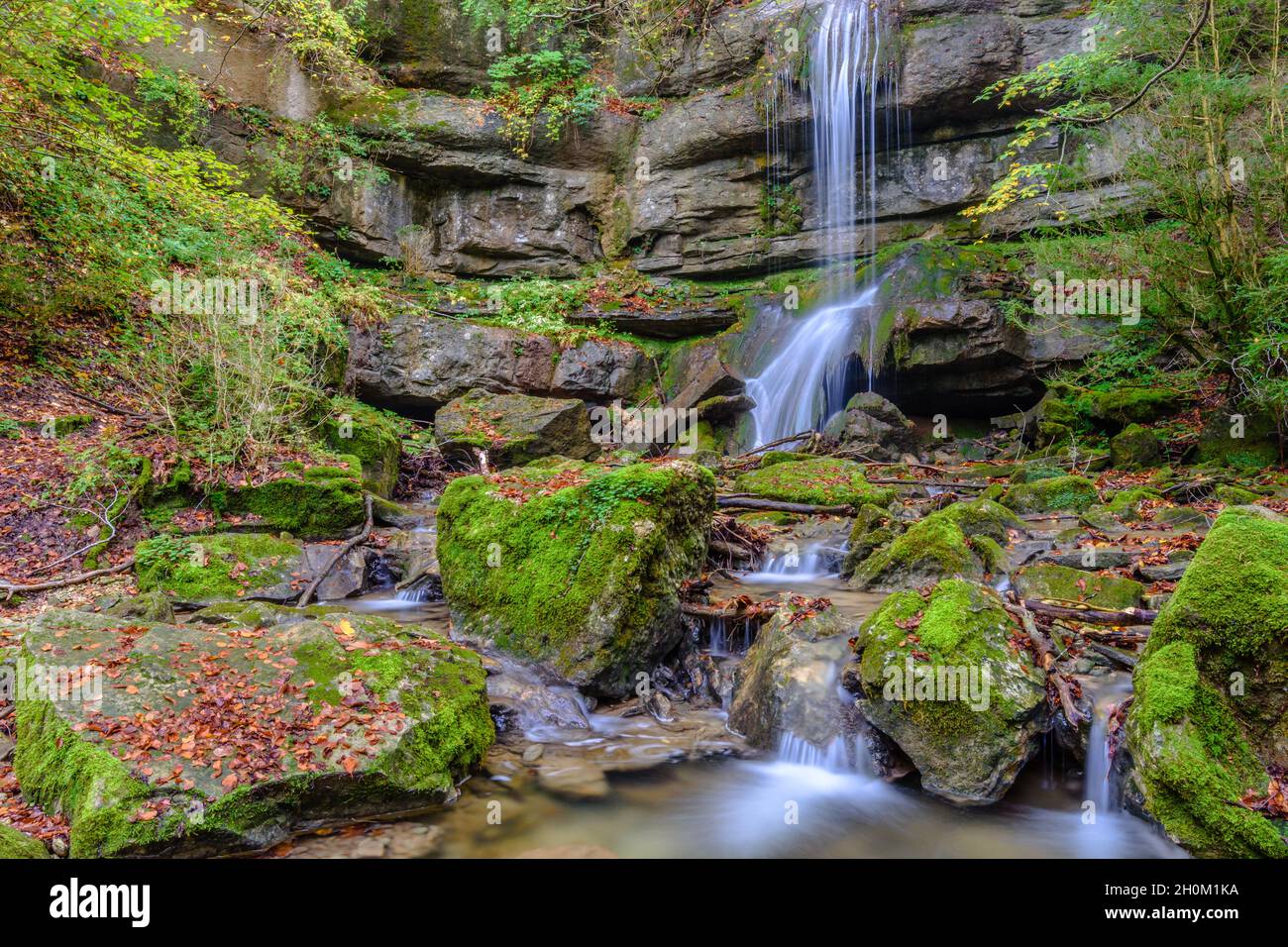 Incredibile cascata nascosta nella natura selvaggia Foto Stock