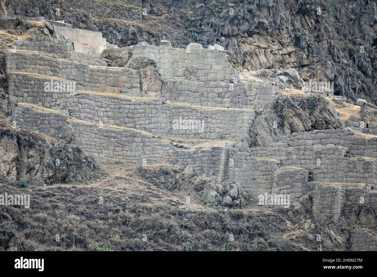 Mura di pietra di rovina Inca vicino Ollantaytambo, Cuzco, Perù. Sud America. Foto Stock