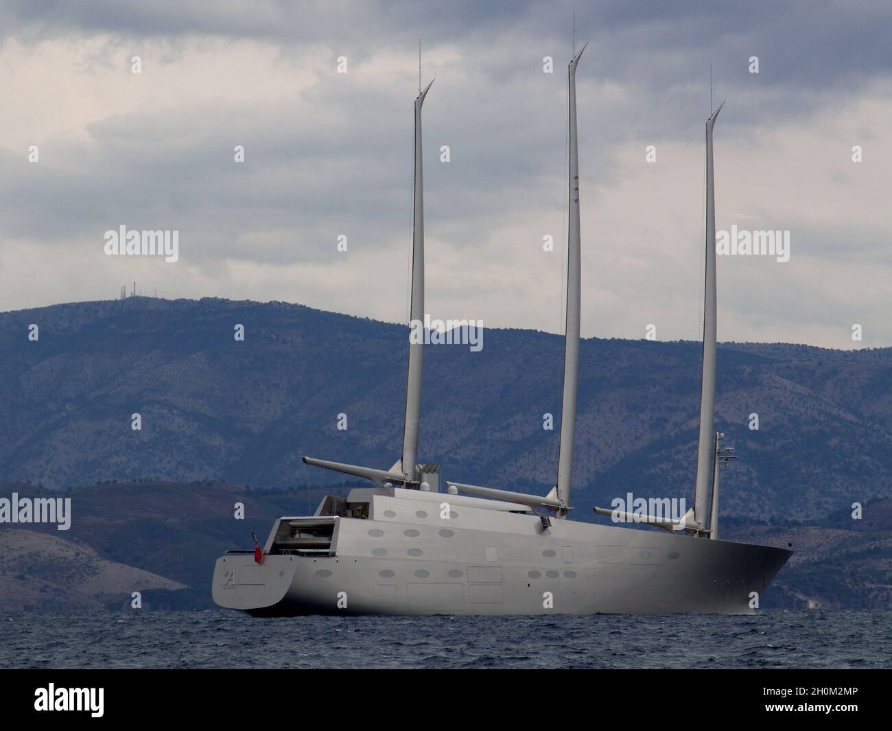 Il più grande del mondo yacht "sailing yacht un' ancorato off shore nella baia di Garitsa, Corfù, Grecia Foto Stock