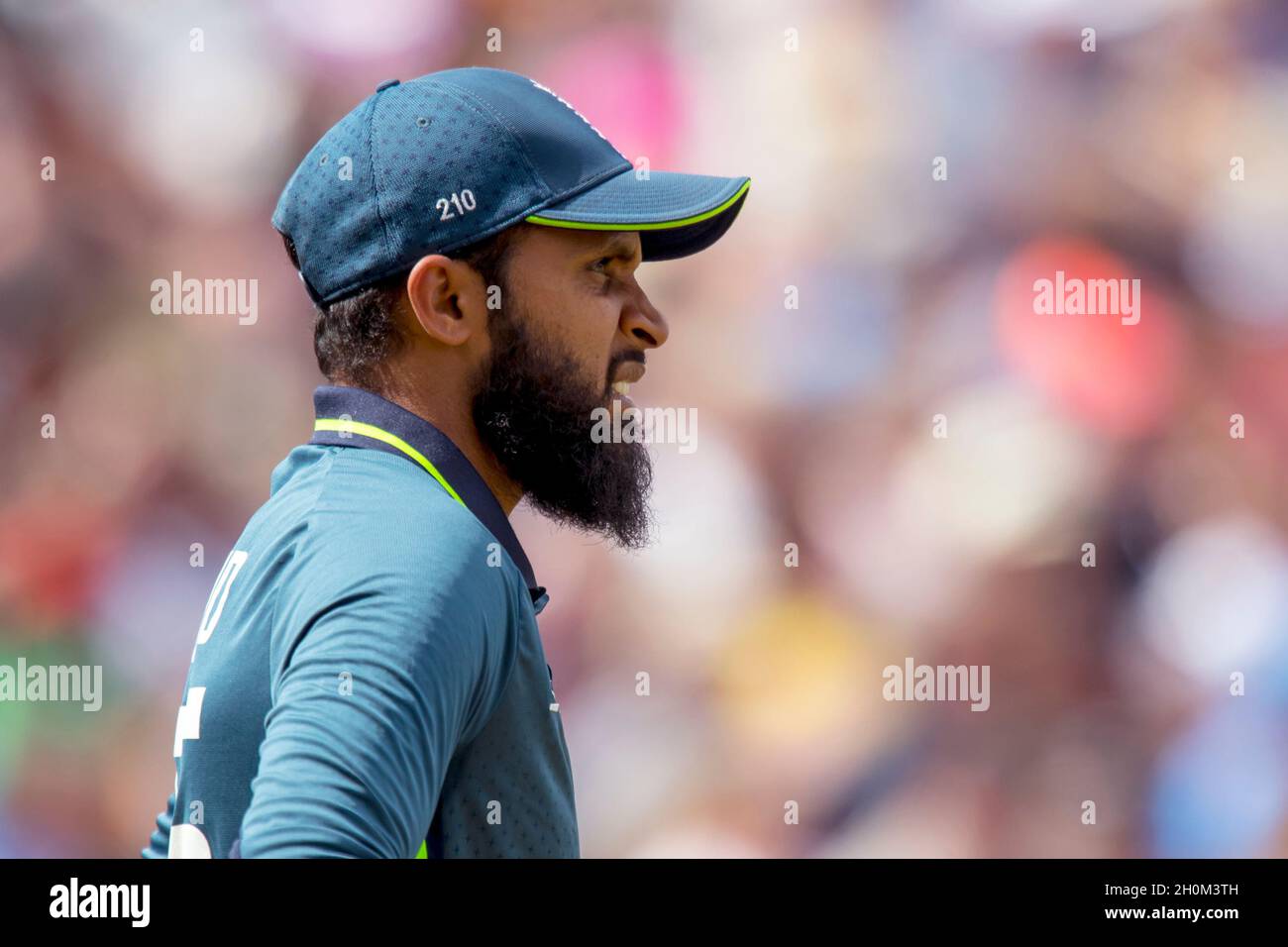 L’inglese Adil Rashid durante il terzo Royal London One Day International allo stadio Headingley Carnegie di Leeds Foto Stock