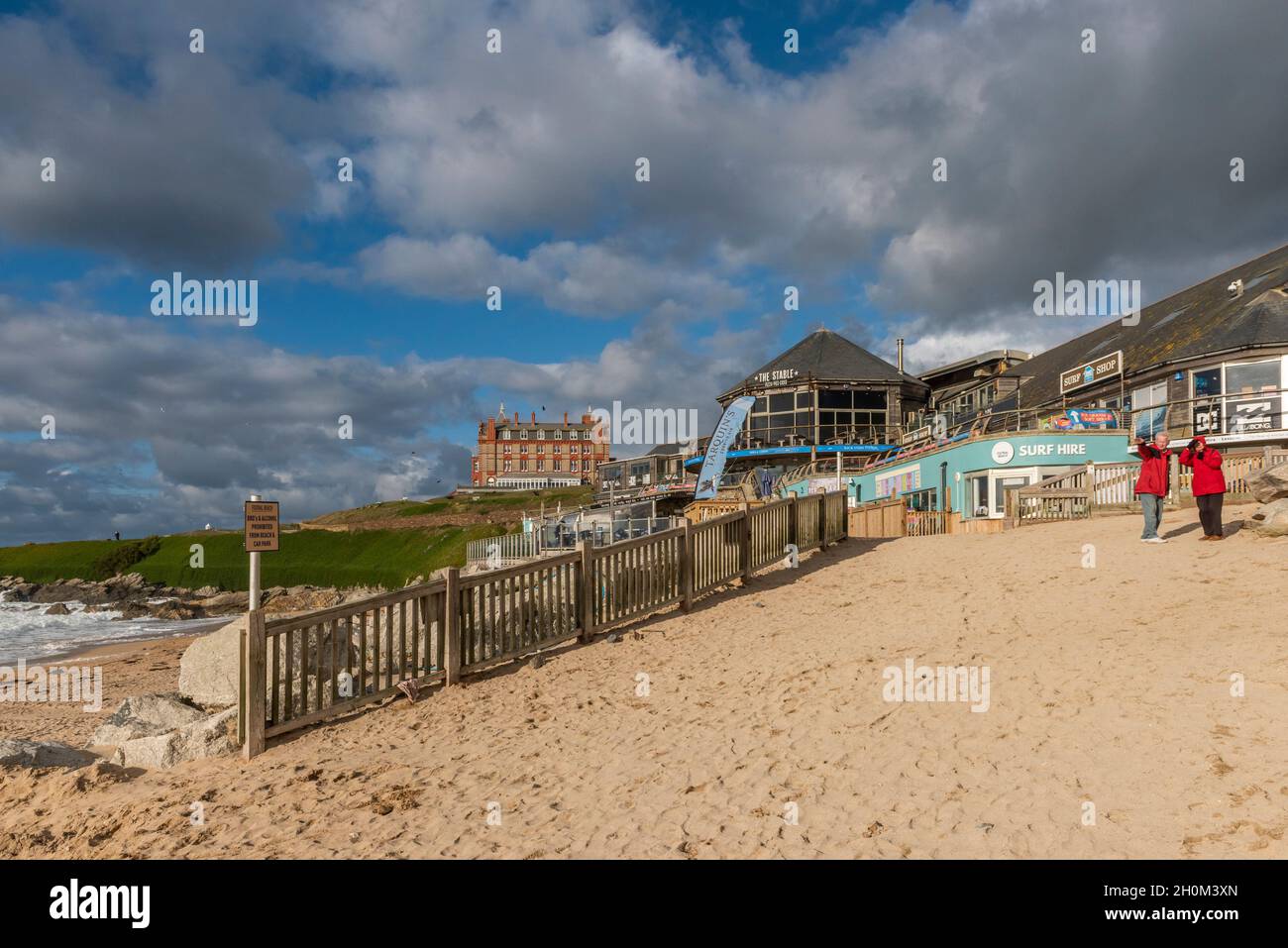 Edifici che si affacciano sulla Fistral Beach a Newquay in Cornovaglia Foto Stock