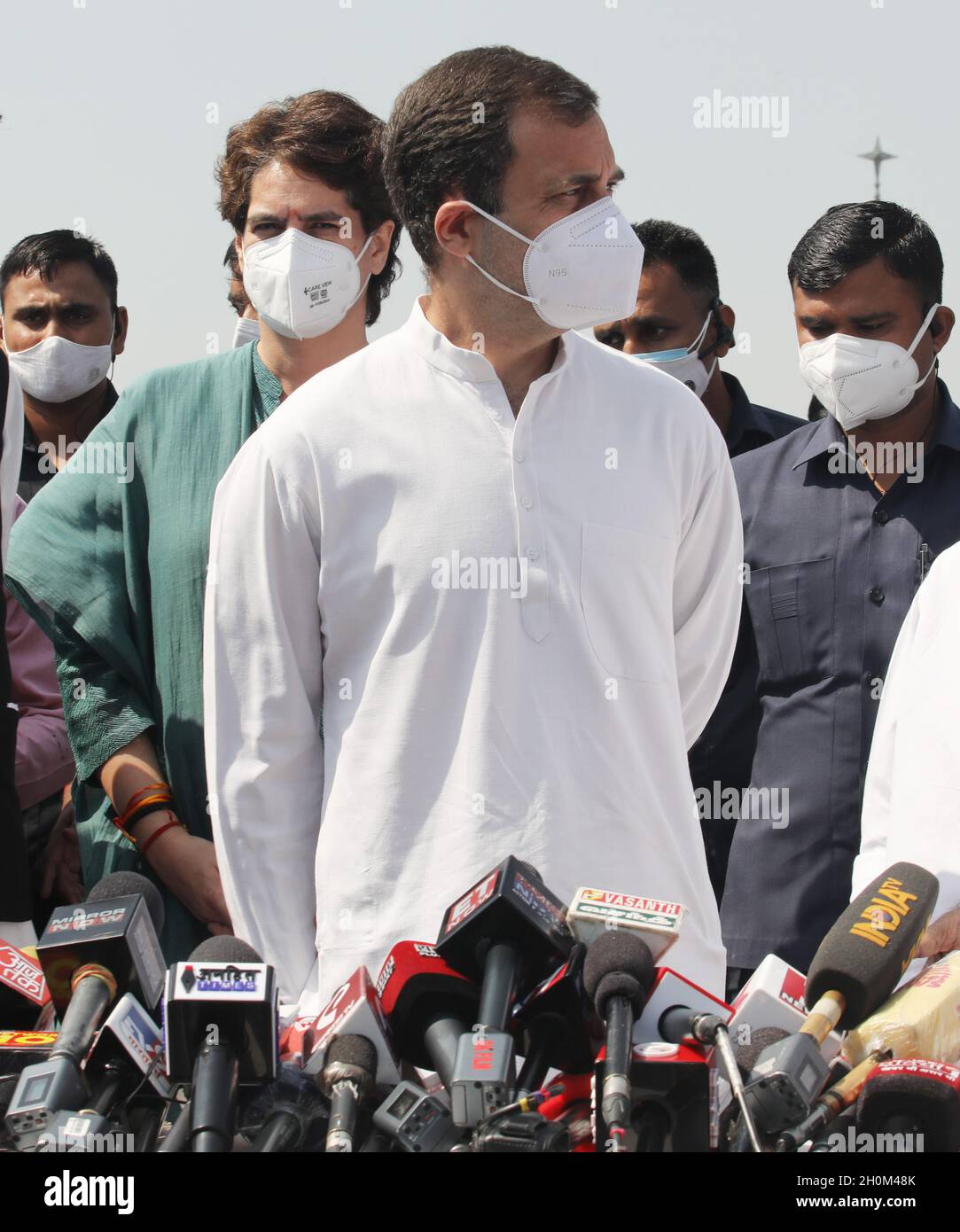 La delegazione del partito del Congresso nazionale indiano guidata da Rahul Gandhi (C) e Priyanka Gandhi Vadra visto dietro parlare con i mezzi di comunicazione dopo l'incontro con il presidente RAM Nath Kovind e la presentazione di un memorandum sull'incidente di violenza di Lakhimpur Kheri fuori del Rashtrapati Bhawan.la delegazione del partito del Congresso nazionale indiano tiene una conferenza stampa dopo loro Incontro con il Presidente RAM Nath Kovind. Il partito del Congresso chiede inoltre le dimissioni del ministro dell'Unione per gli Affari interni, Ajay Mishra, a seguito della violenza di Lakhimpuri Kheri, nell'Uttar Pradesh, in cui sono state uccise otto persone, tra cui quattro agricoltori Foto Stock