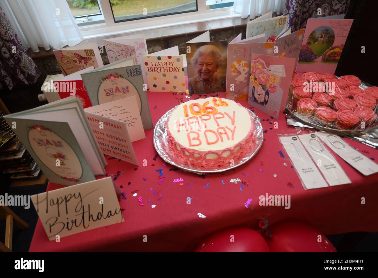 Una torta di compleanno per un bambino di 106 anni raffigurato in una casa di cura in Hampshire, Regno Unito. Foto Stock