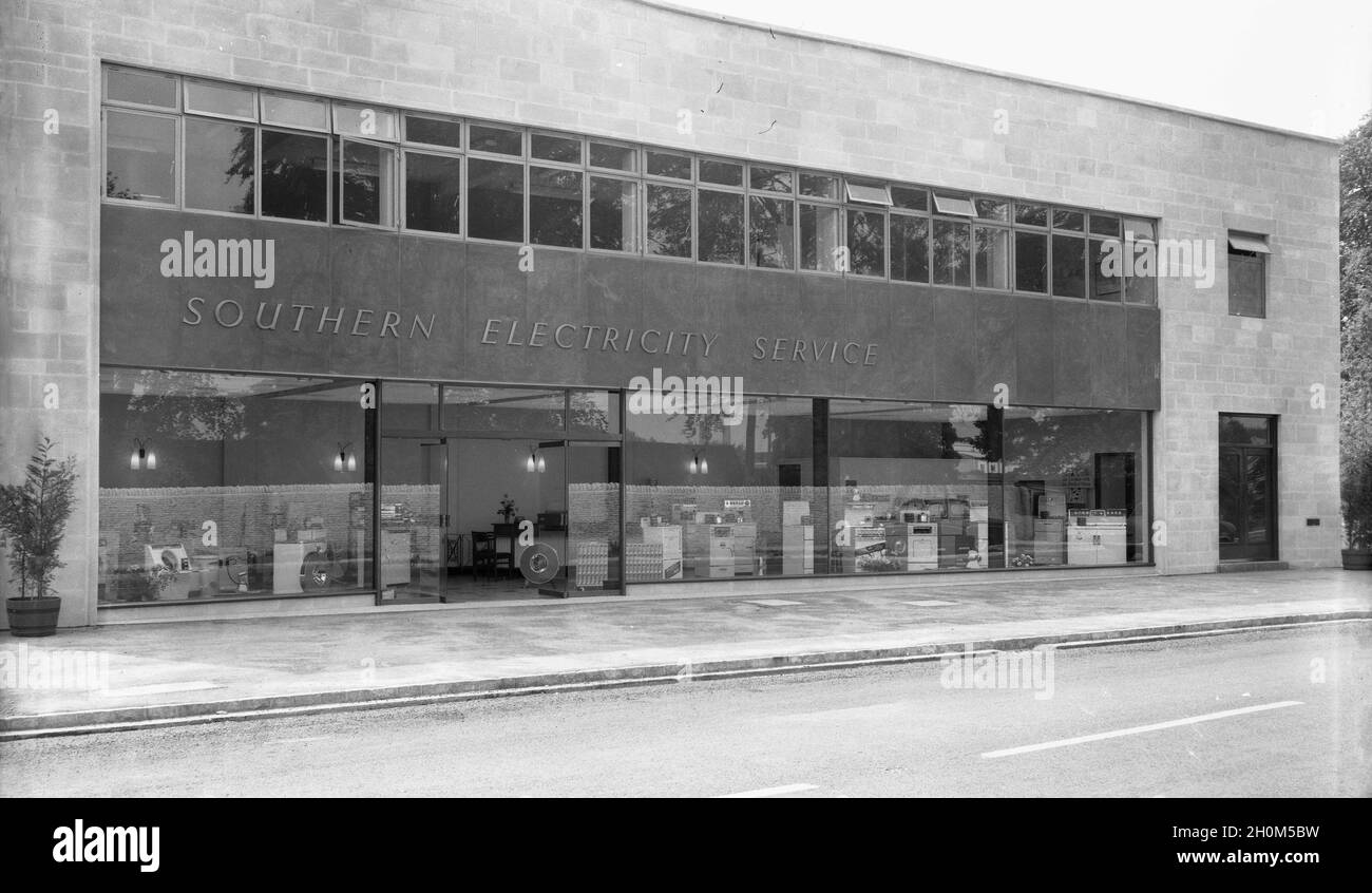 1950, vista storica, esterna di un grande, nuovo e moderno showroom in vetro del Southern Electricity Service, Witney, Oxford, Inghilterra, Regno Unito. Southern Electricity è stata una delle 12 centrali elettriche dell'area create sotto l'organismo centrale, il British Electricity Board (BEA), quando il mercato britannico dell'elettricità fu nazionalizzato nel 1948. Prima della nazionalizzazione, in Gran Bretagna erano coinvolte più di 600 diverse aziende nella produzione e fornitura di elettricità, tra cui enti pubblici come le autorità locali, i consigli distrettuali e le società private di energia elettrica. Foto Stock