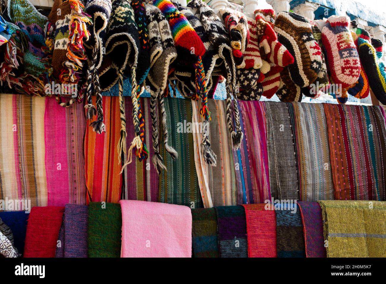 Cappelli, sciarpe, guanti, calzini sul mercato di strada stalla in piccolo villaggio, Nepal Foto Stock