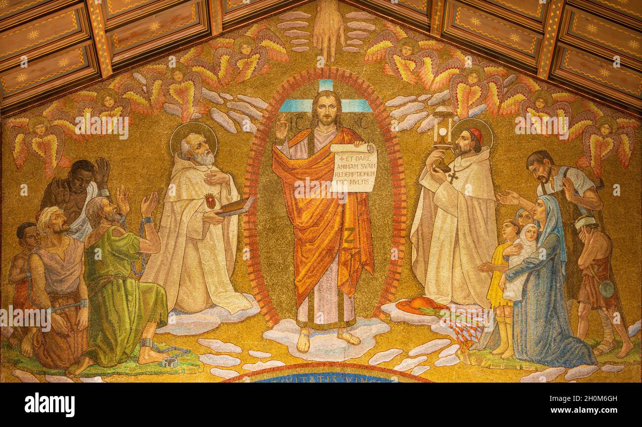ROMA, ITALIA - 31 AGOSTO 2021: Il mosaico di Gesù Redentore nella chiesa Chiesa di Santa Maria Addolorata progettato da G. B. conti Foto Stock
